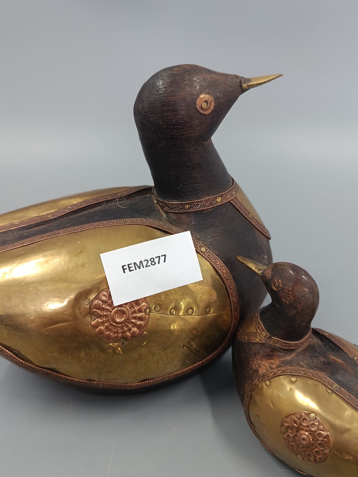 Vintage Holz Ente Figuren Set – Dekorative Messing Applikationen