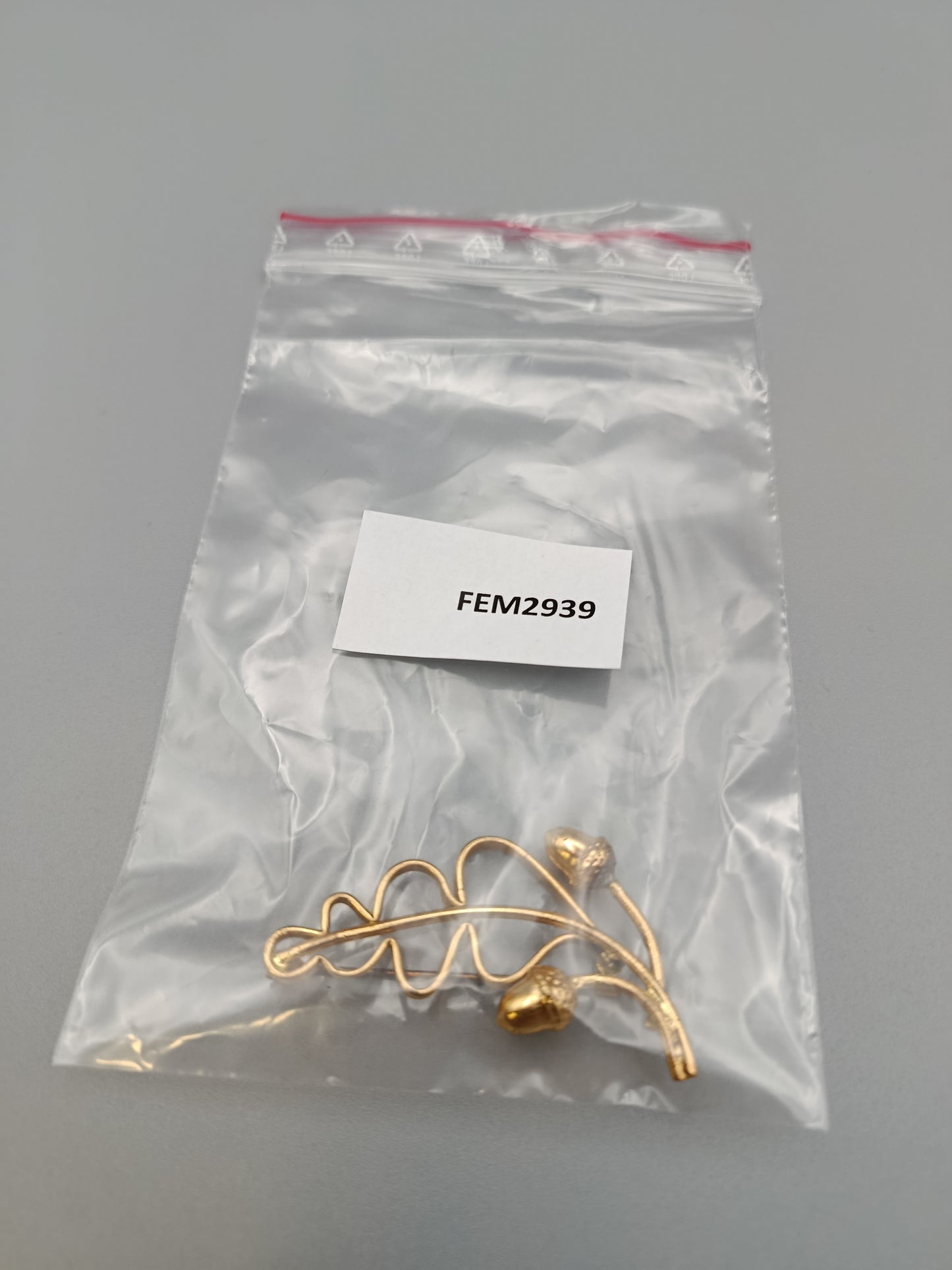 Elegante Brosche in Goldoptik Stilvolles Eichenblatt