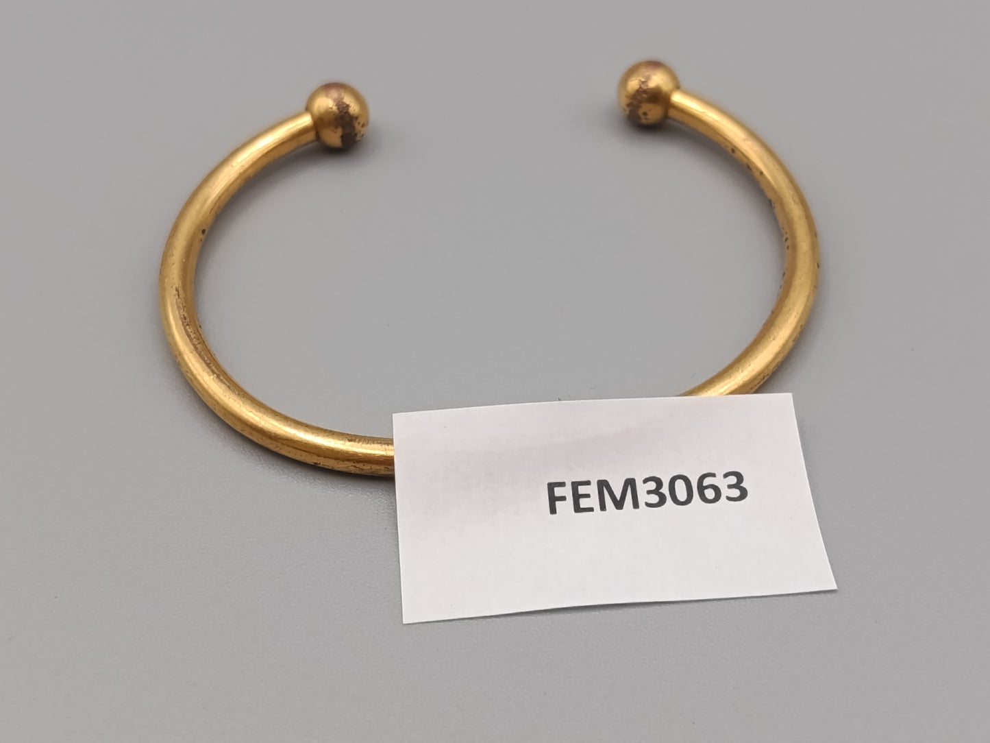 Klassischer goldfarbener Armreif mit Kugelenden