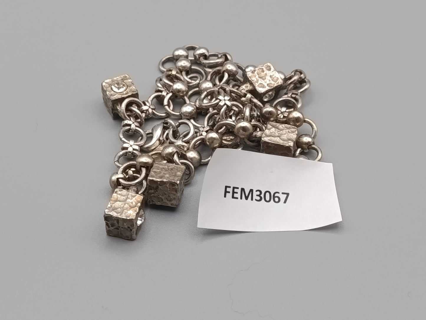 Auffällige Damen Kette mit Würfel-Anhängern