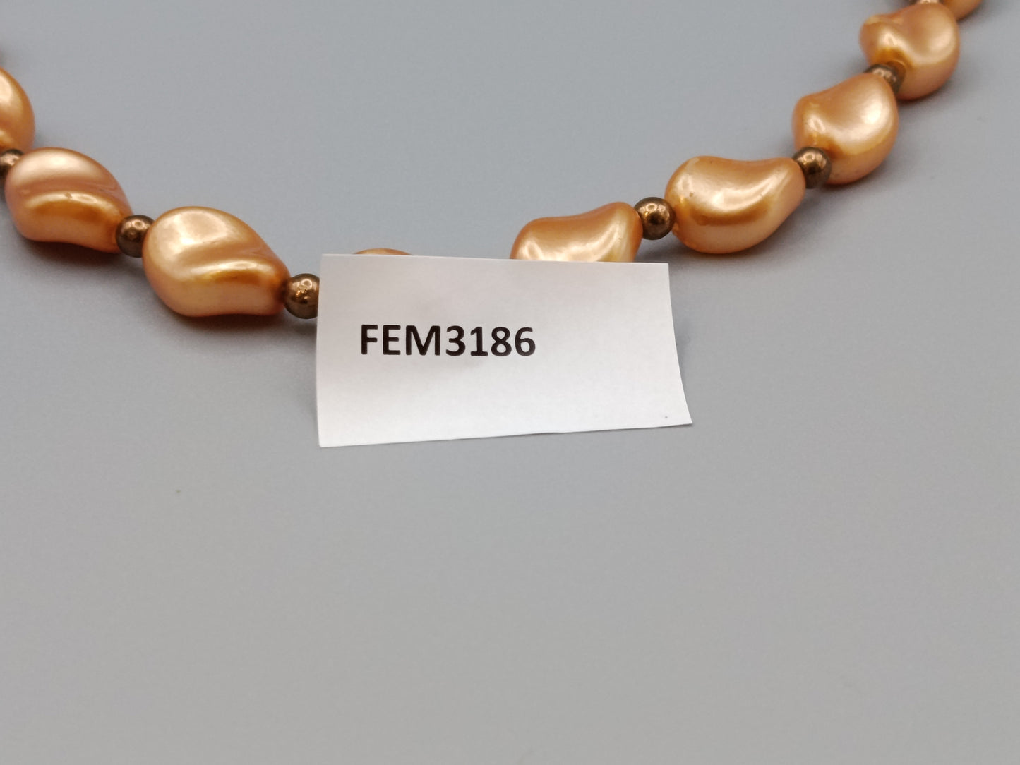 Elegante apricotfarbene Perlen Kette Barock-Stil