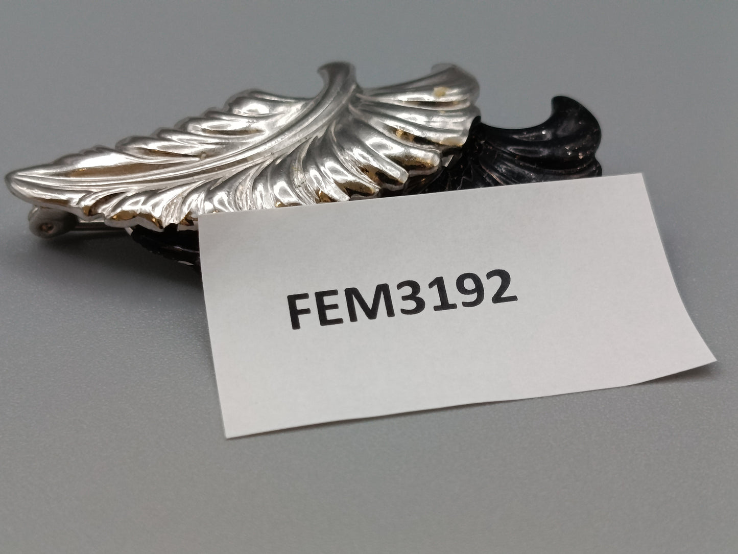 Elegante Blatt Brosche in Silber/Schwarz Vintage Design
