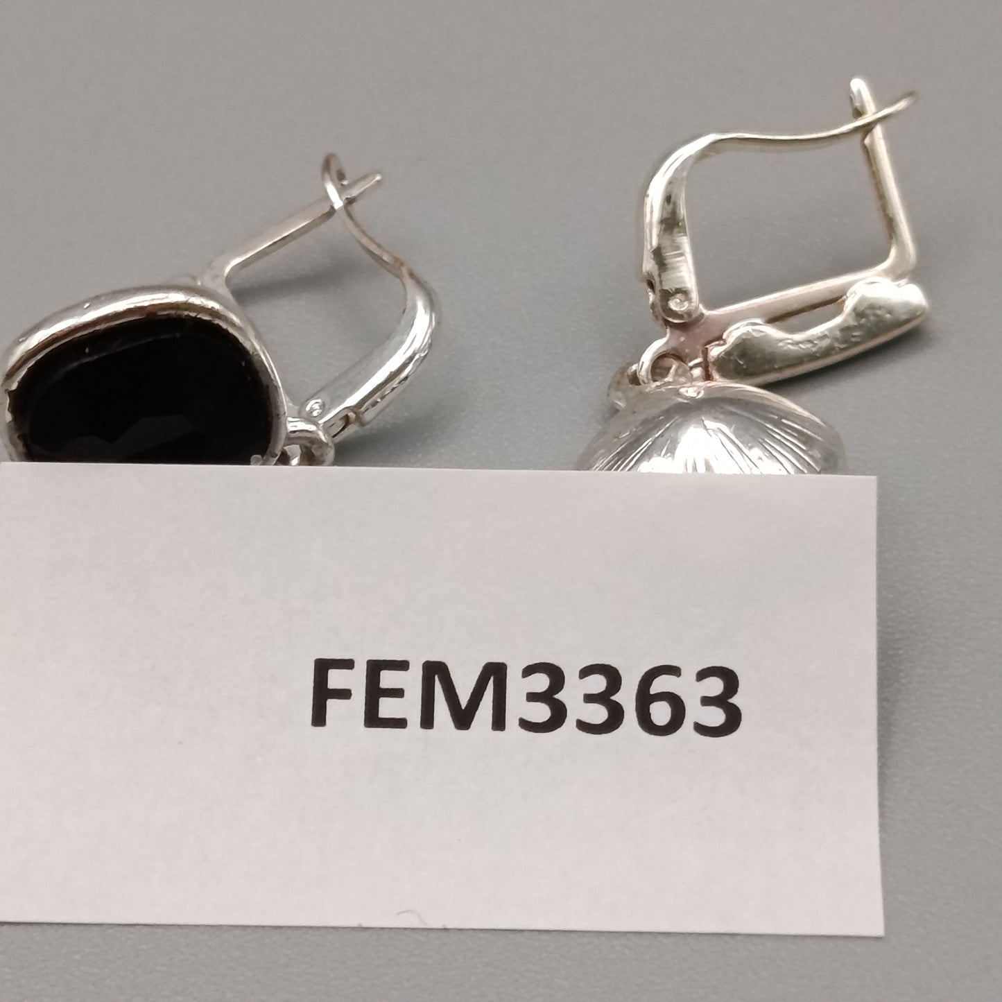 Elegante silberfarbene Ohrringe mit schwarzen Steinen – Zeitloser Stil
