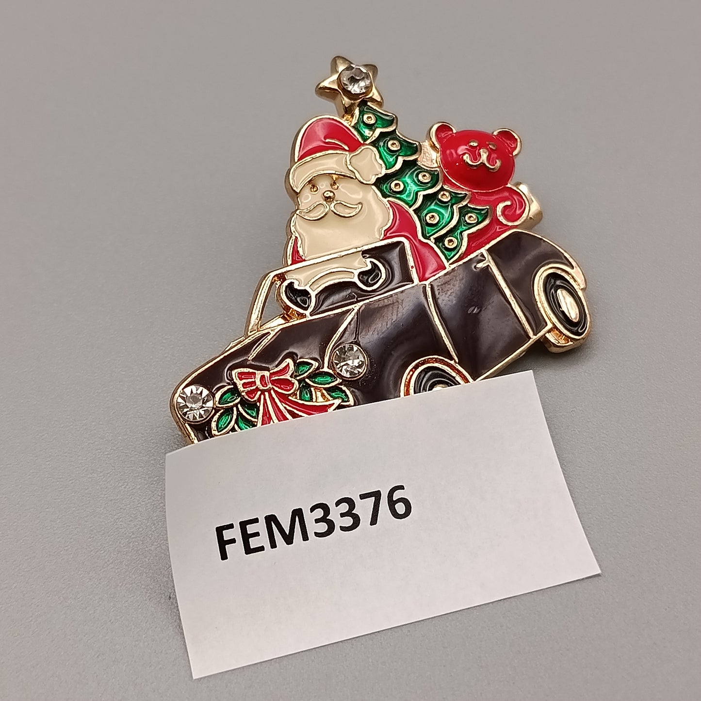 Festliche Vintage Brosche Weihnachtsmann im Auto – Verspielt