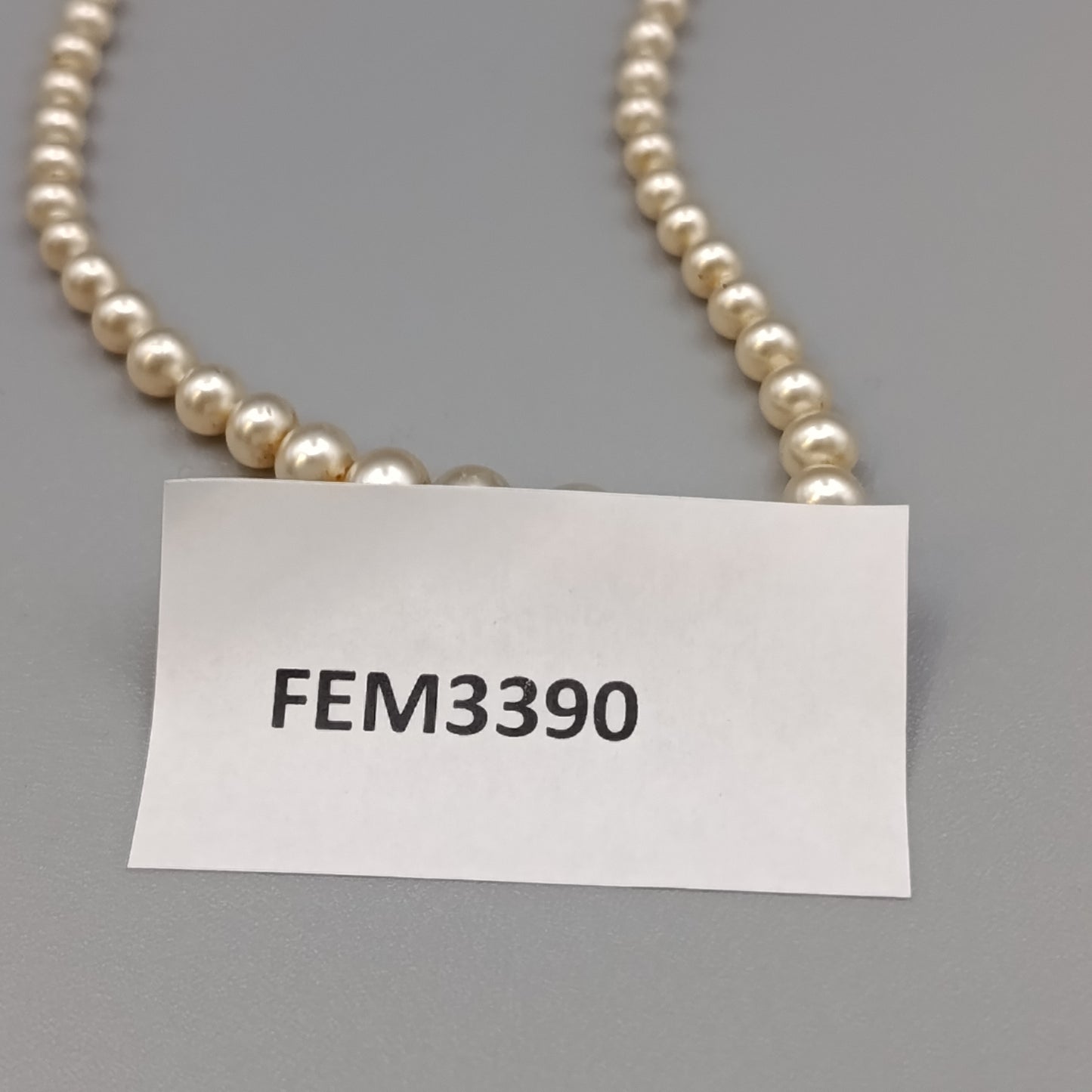 Schöne Perlen Kette – Elegant mit goldenen Akzenten