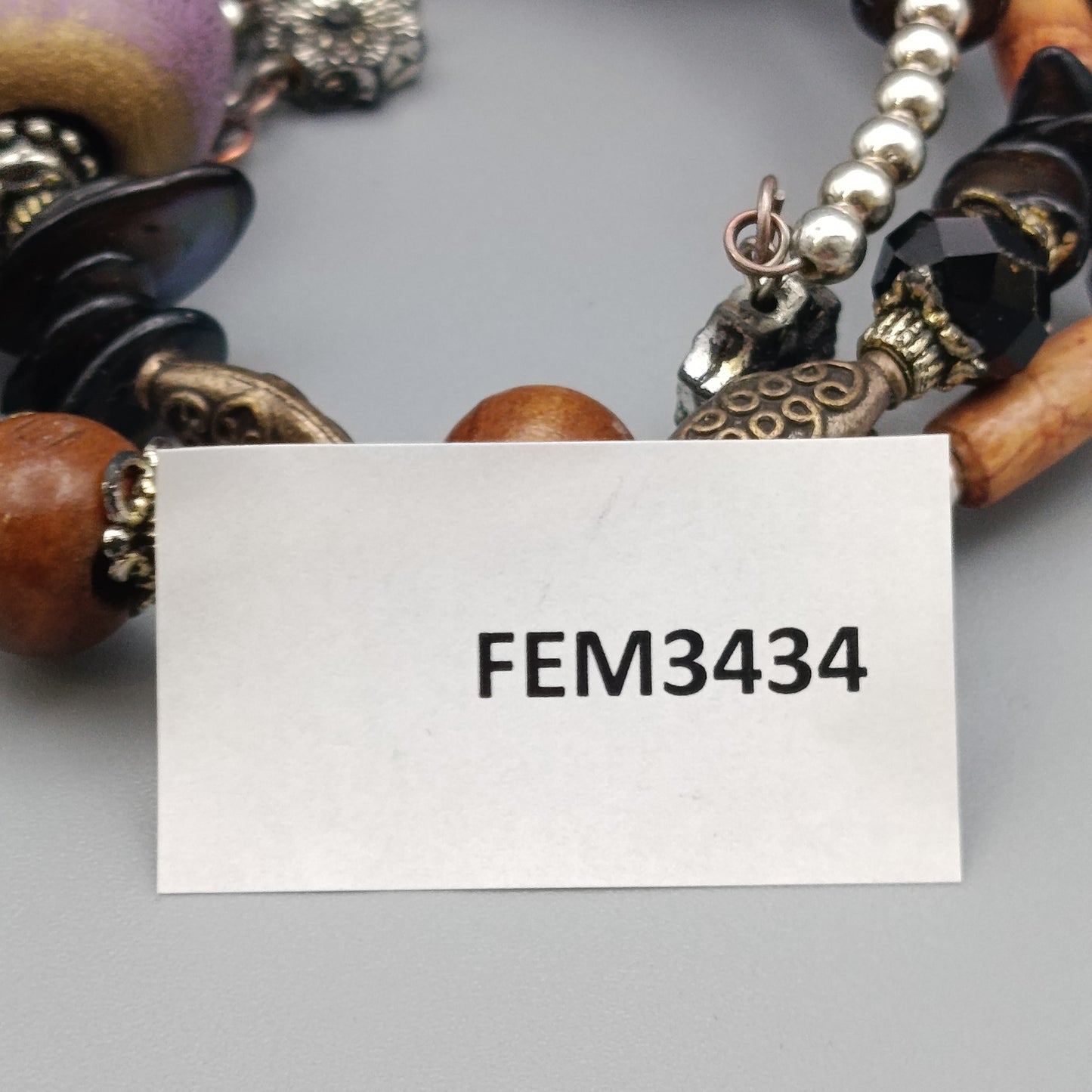 Elegantes Mehrreihiges Armband Design mit Perlen und Anhängern