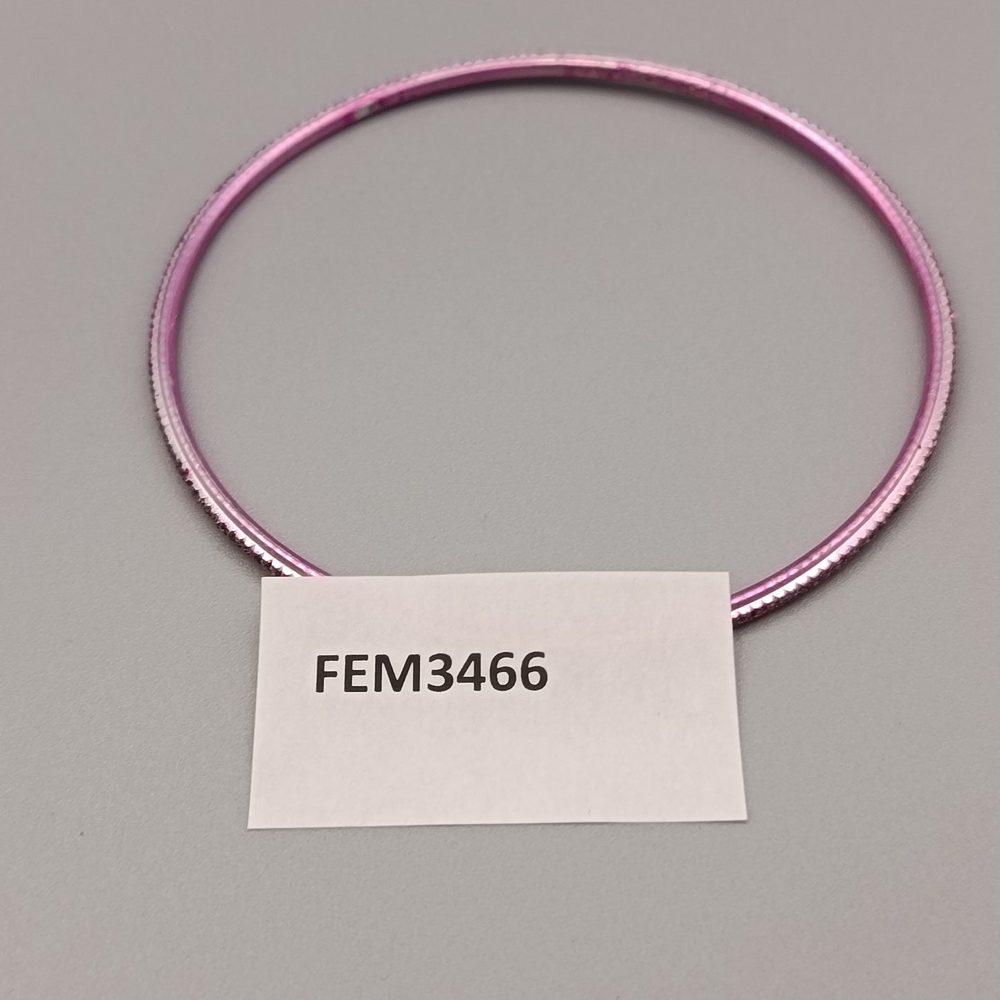 Eleganter Armreif – Klassisches Design in Rosa