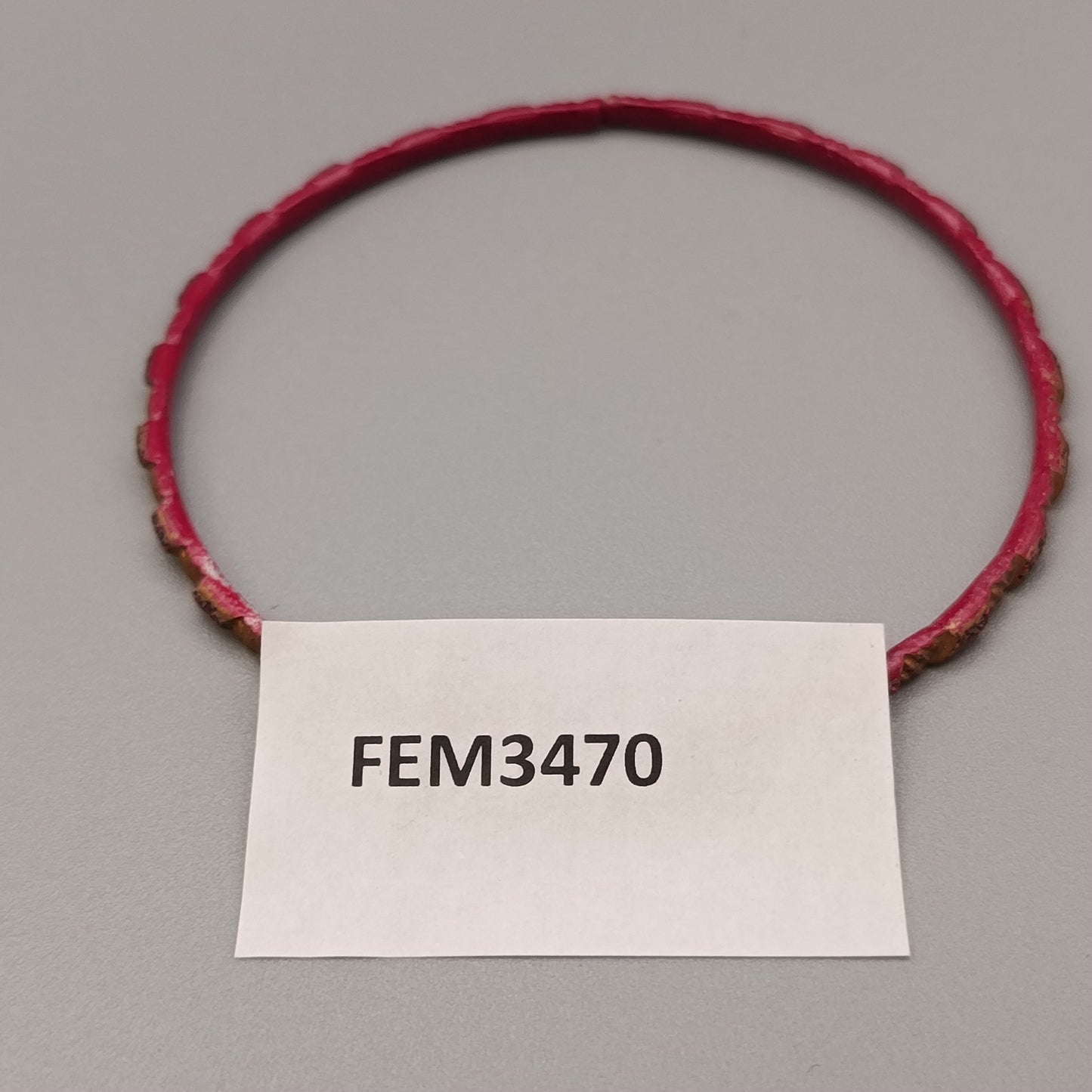 Eleganter Armreif – Stilvolles Design in Rot und Gold