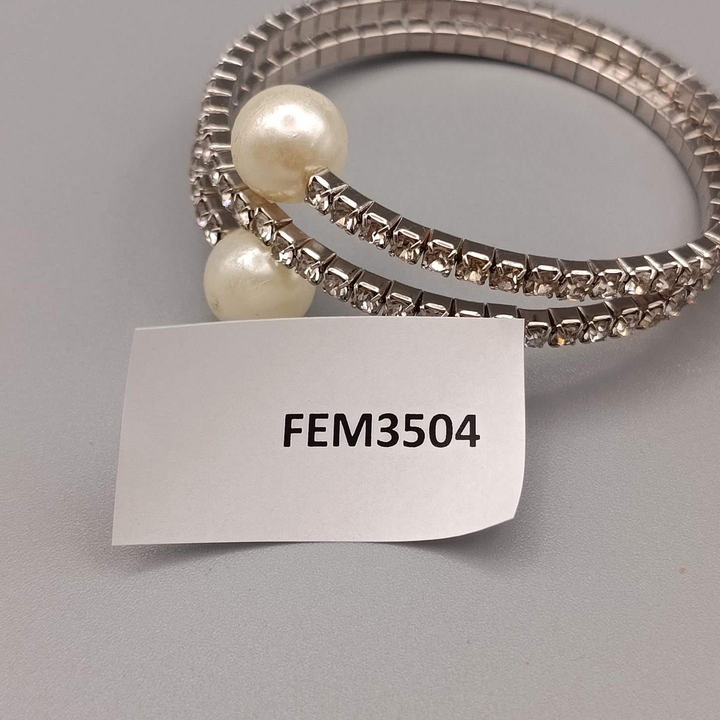 Elegantes Armband – Flexibles Design mit Perlen und Strass