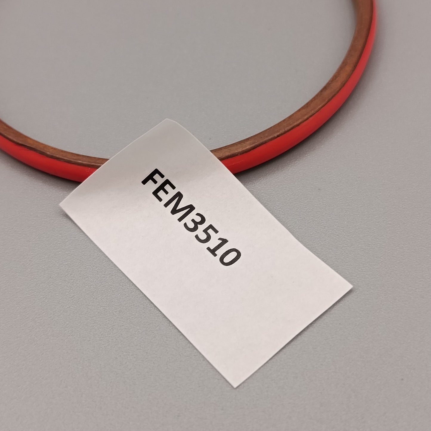 Eleganter Armreif – Schlichtes Design in Rot und Kupferoptik
