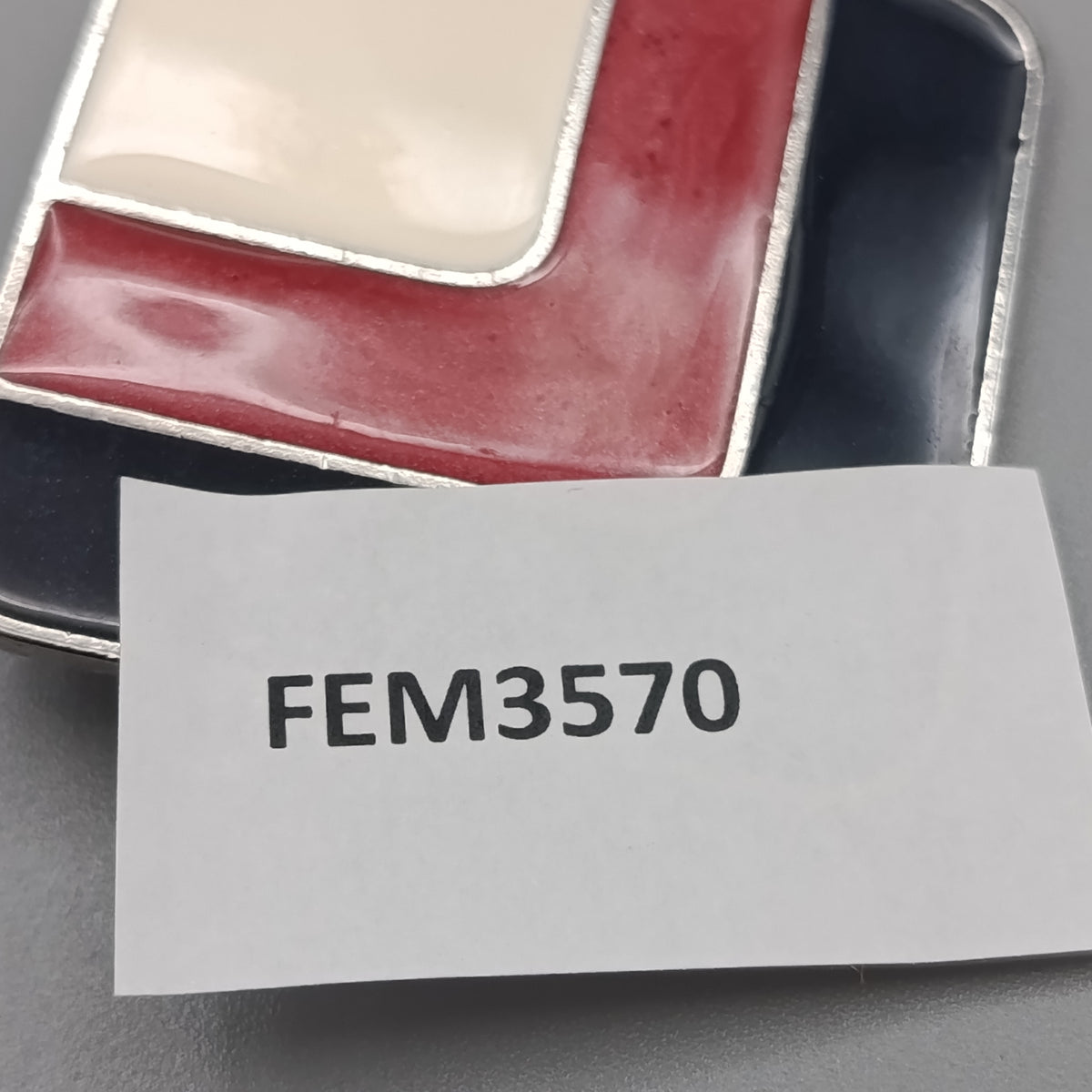 Moderner Kettenanhänger mit Emaille – Geometrisch