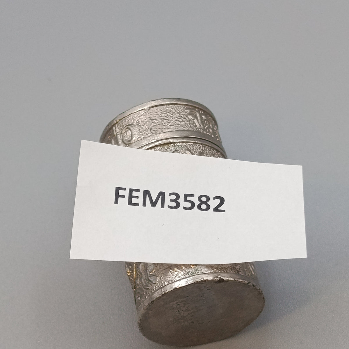Klassische Antike Riechdose / Pillendose mit Kronen-Relief