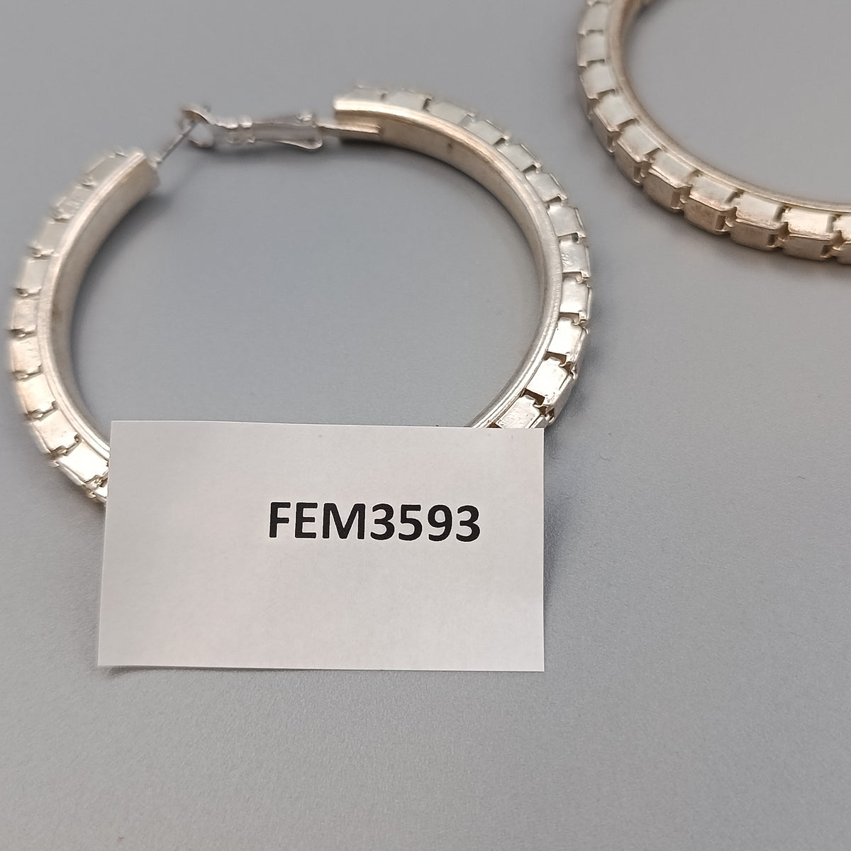 Große Kreolen mit Reliefrand – Eleganter Ohrschmuck