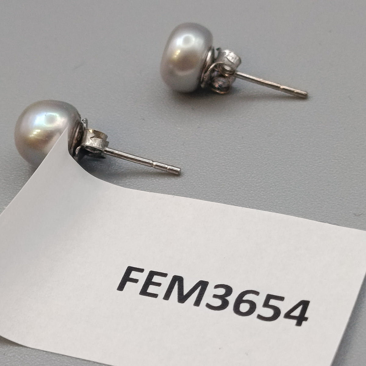 Elegante 925 Silber Perlen-Ohrstecker – Grau