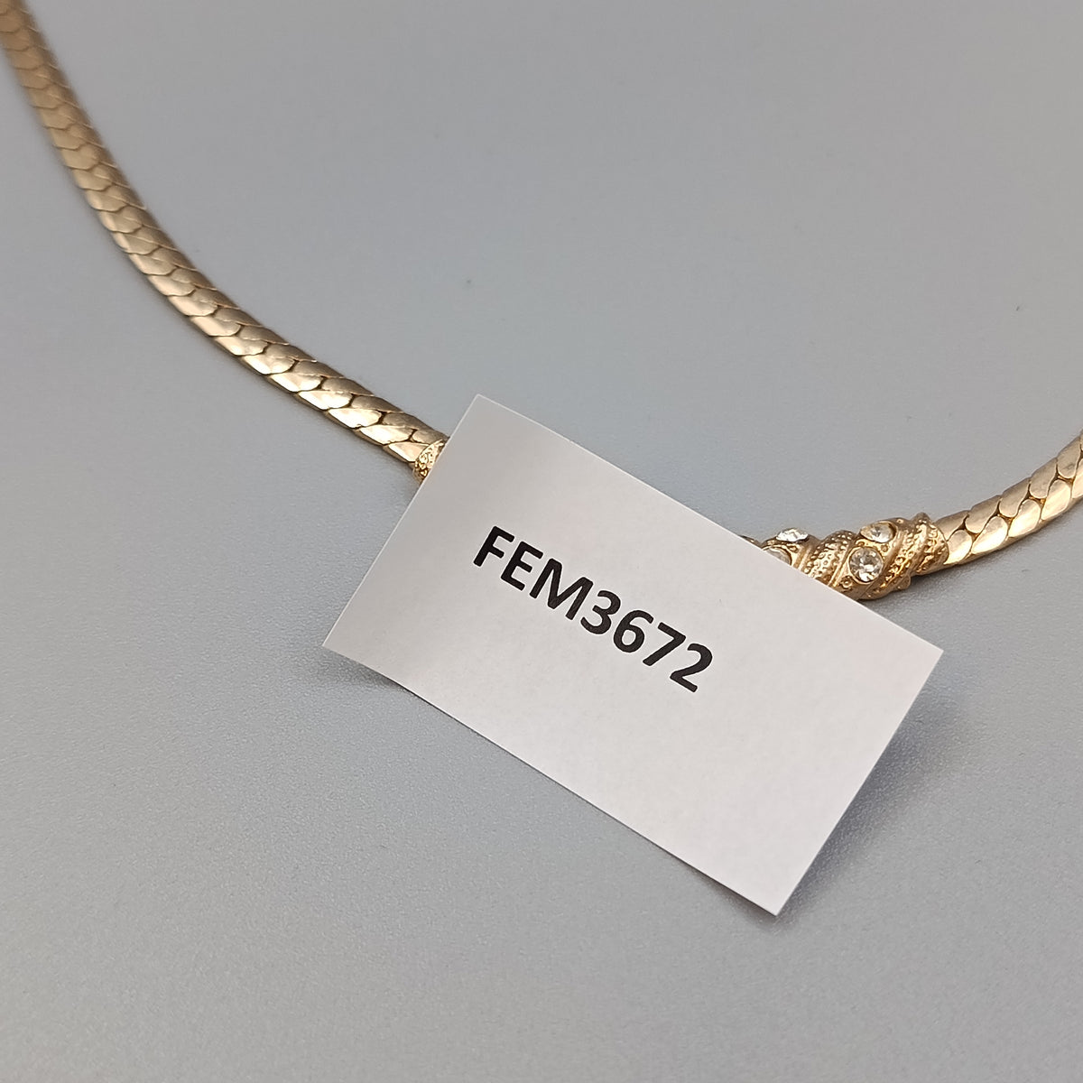 Elegante goldfarbene Halskette – Schlangenkette mit Strass