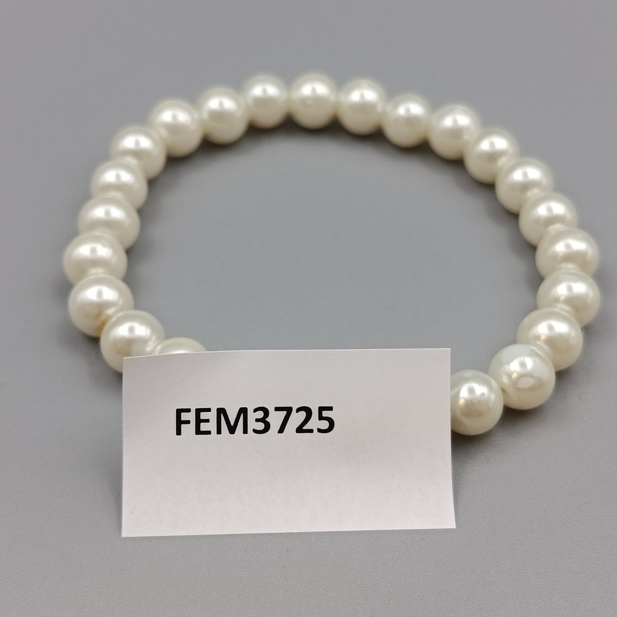 Klassisches Perlenarmband – Elastischer Modeschmuck in Weiß