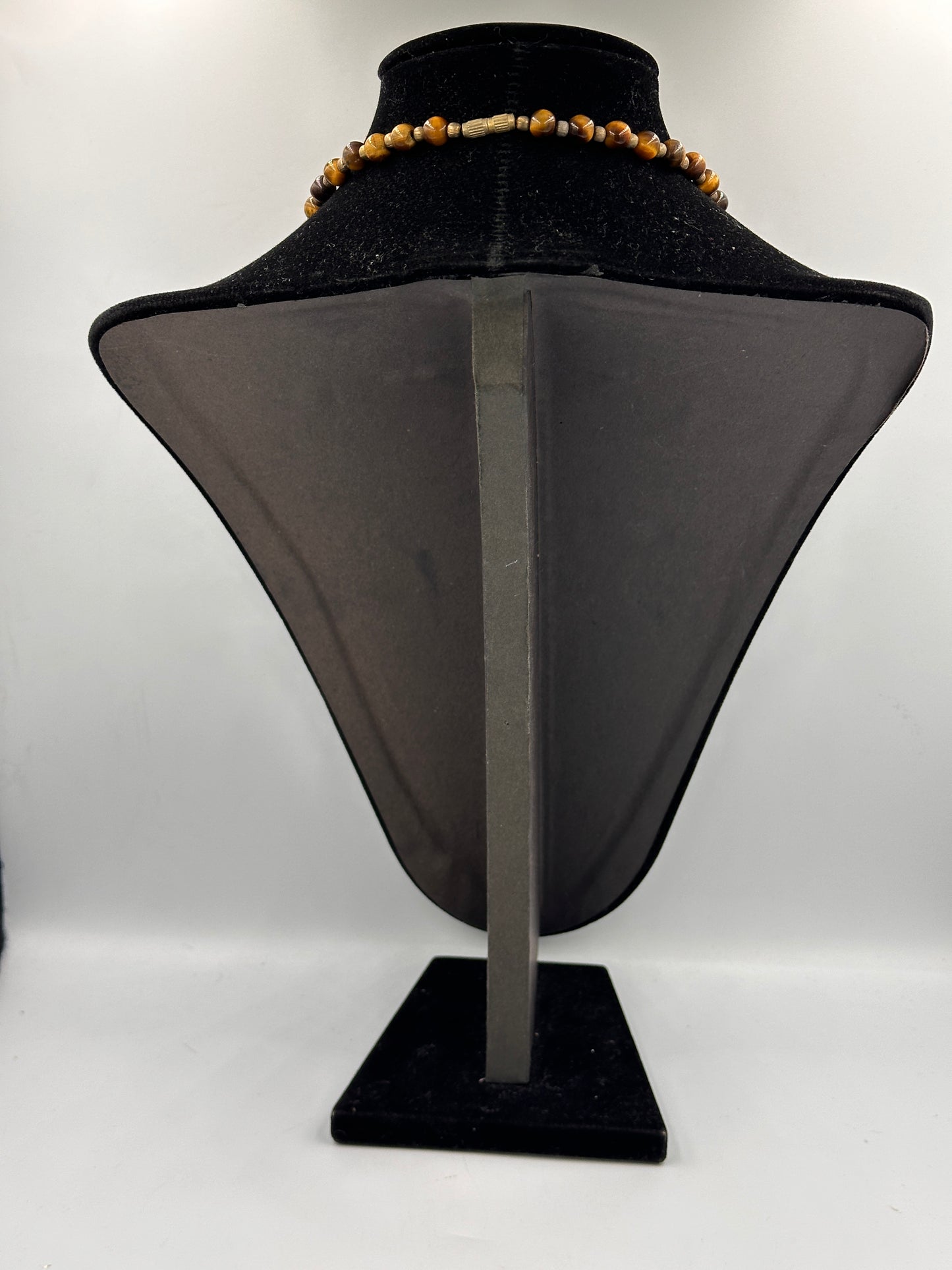 Elegante Tigeraugenstein-Halskette mit Goldakzenten und Magnetverschluss