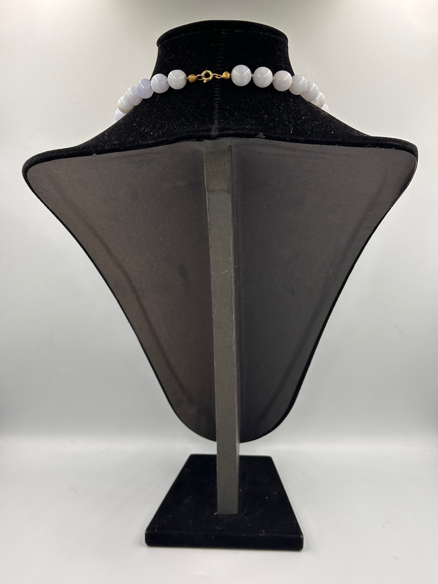 Elegante Lange Hellblaue Perlen-Halskette mit Goldfarbenem Verschluss