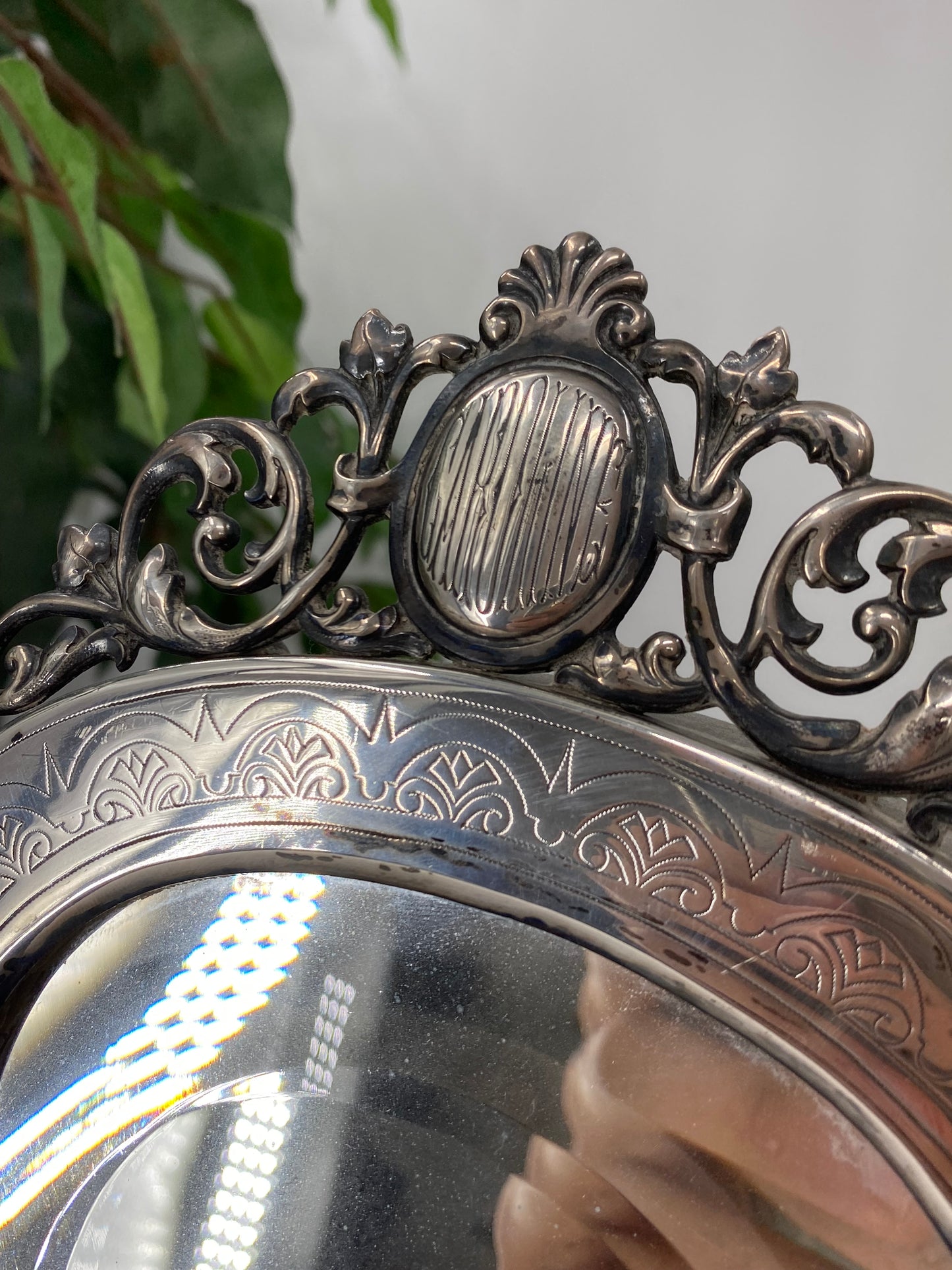Reich verzierter versilberter Spiegel mit Facettenschliff und feinen Details