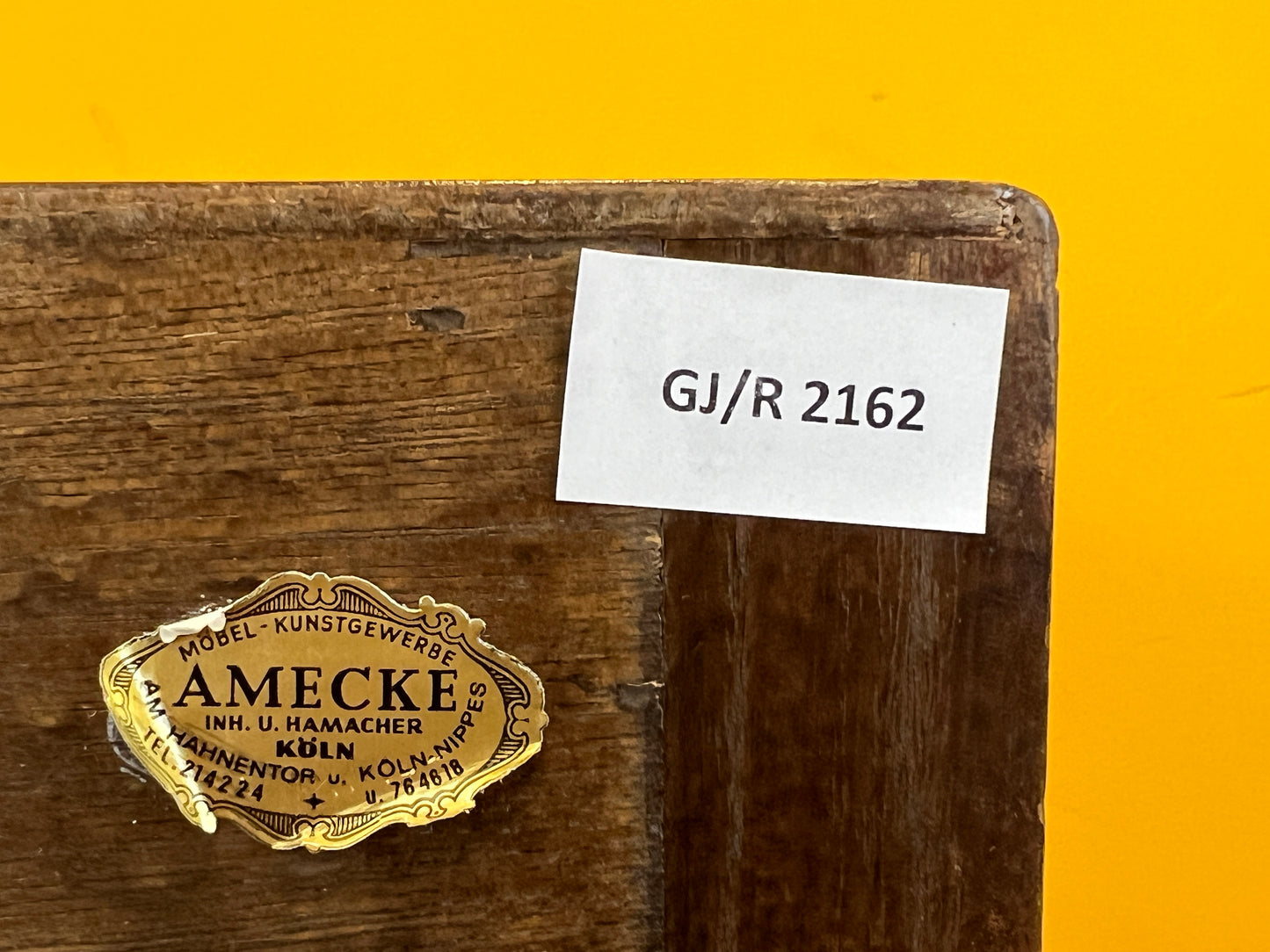 Antike Pracht: Kommode mit Holzintarsien aus dem 18. Jahrhundert