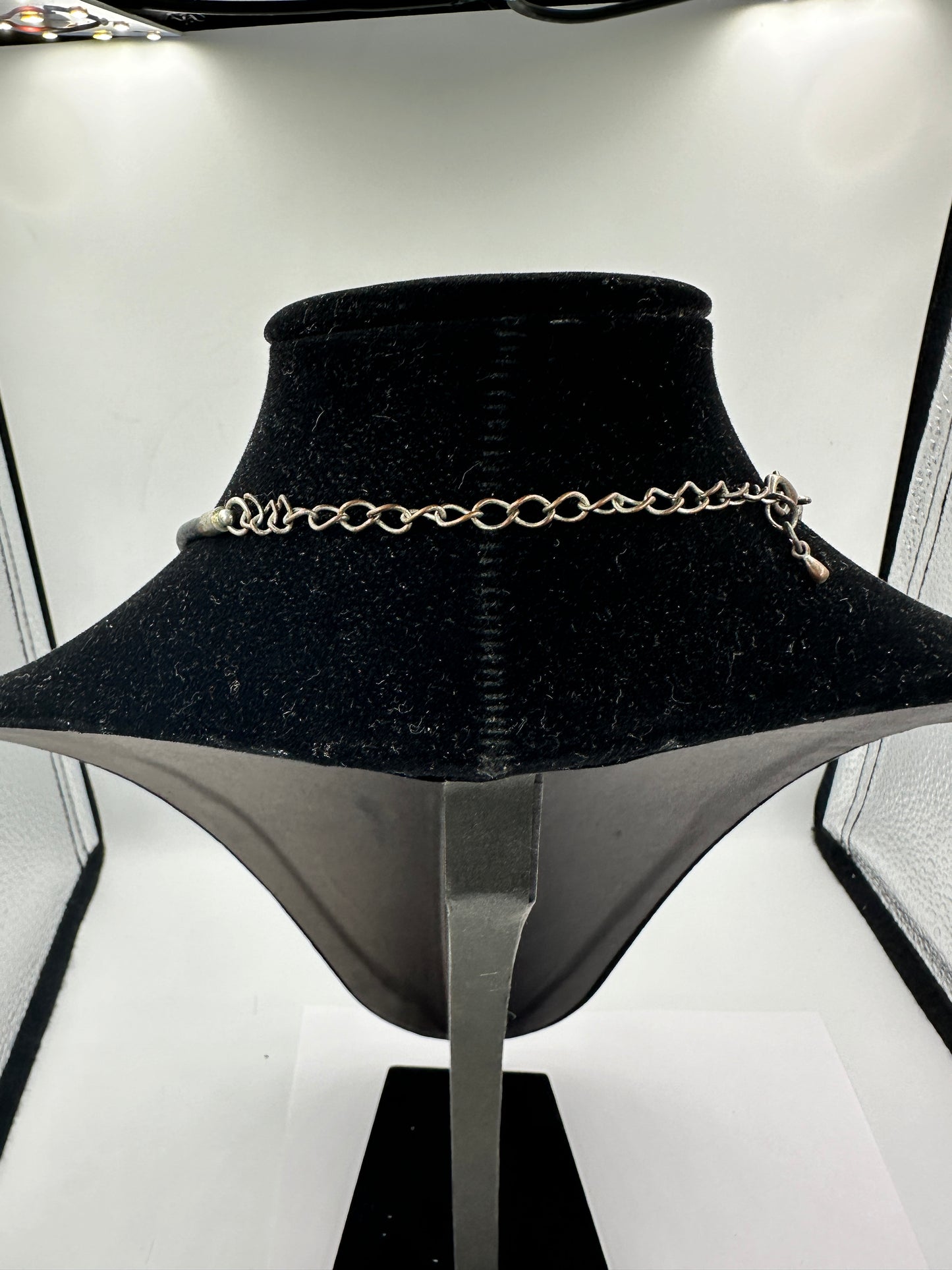 Lederkette mit Edelstahl-Anhänger und markantem Aufdruck