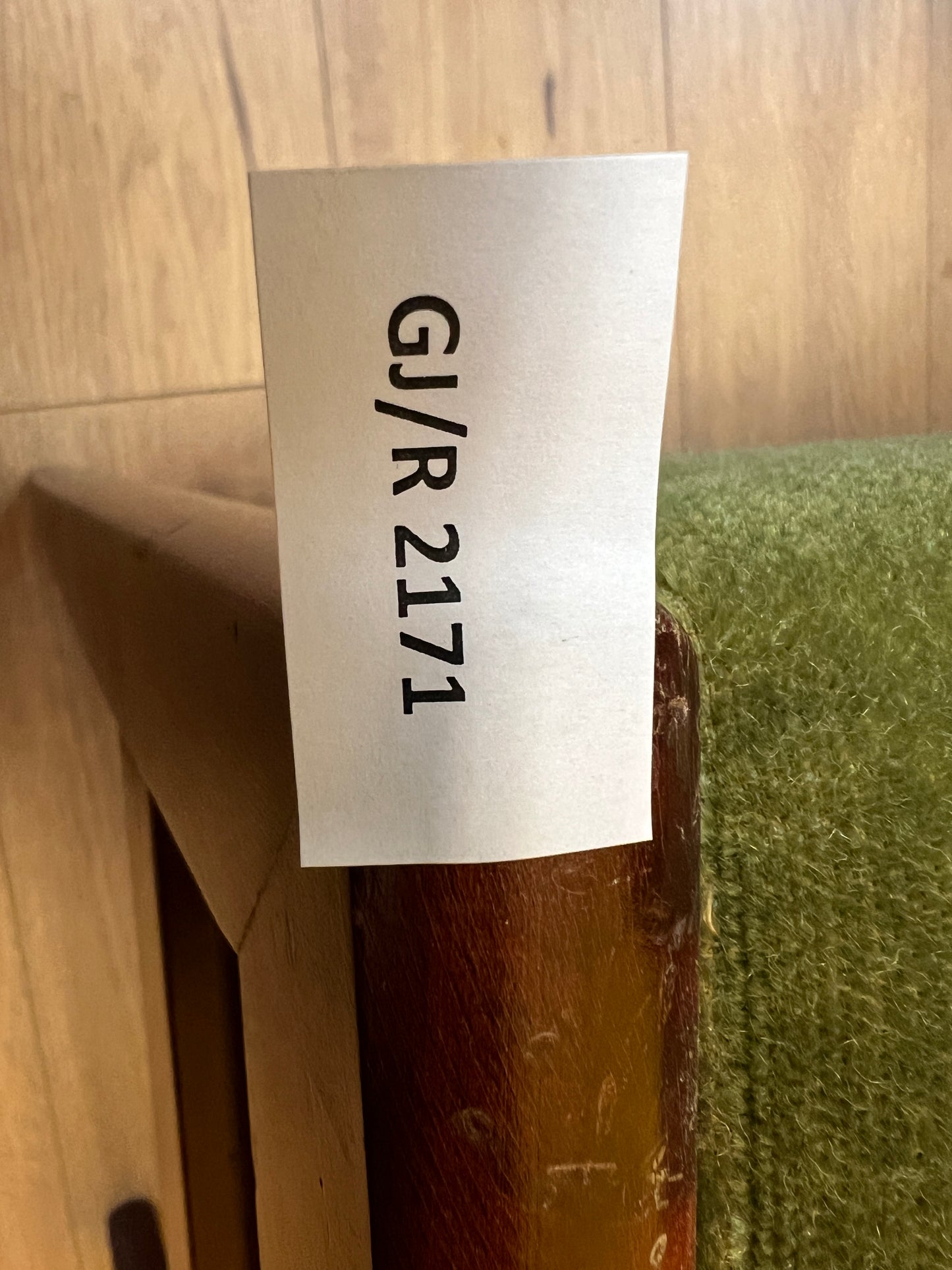 Eleganter Rückzugsort: Ohrensessel aus Mahagoni mit Hocker