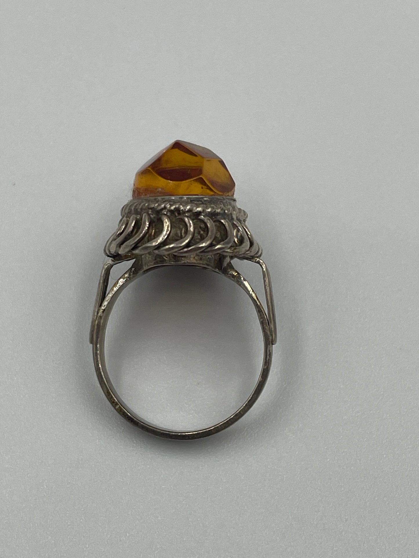 Eleganter Silberring mit transparentem orangefarbenem Stein