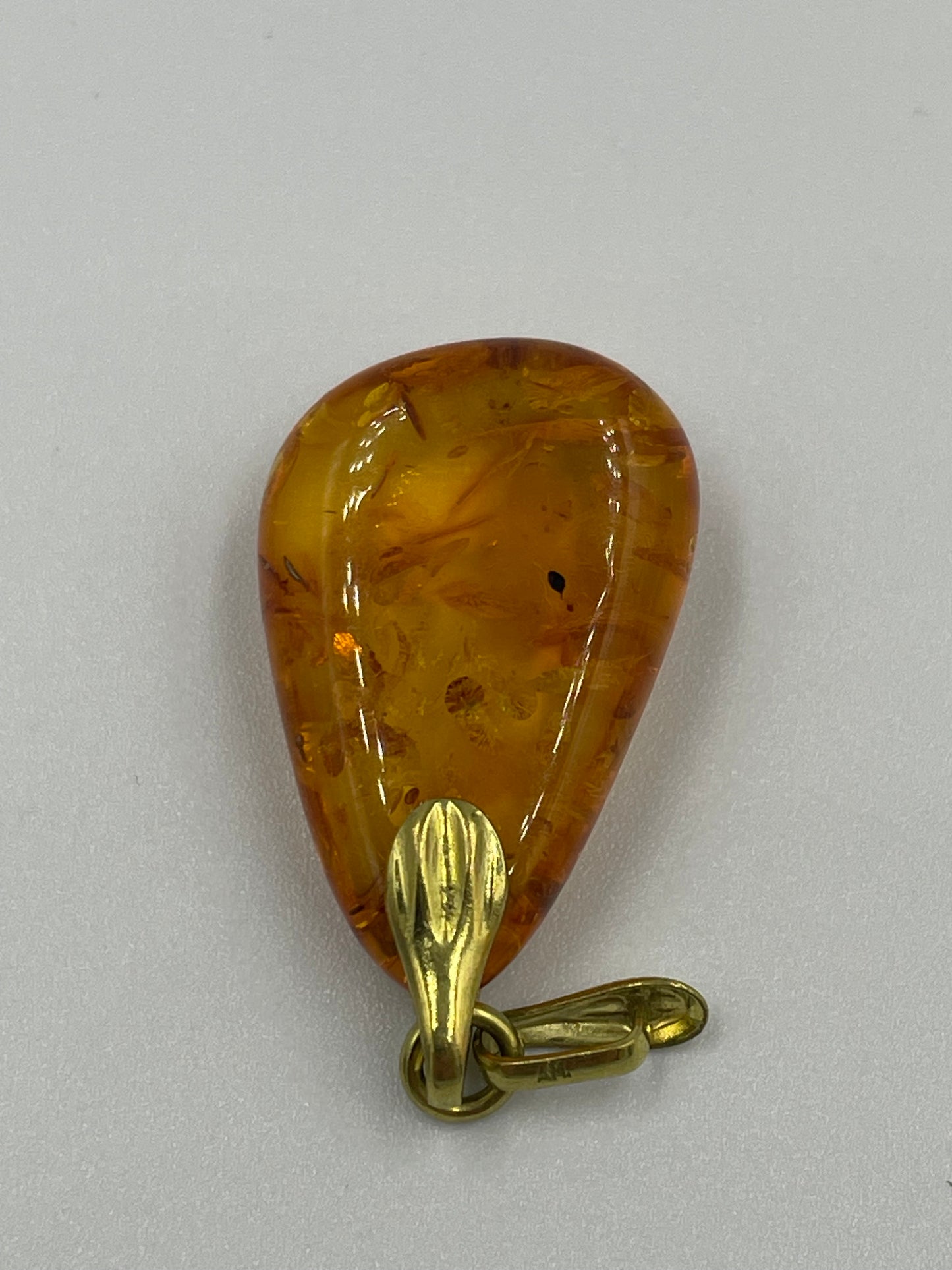 Bernstein-Anhänger in Tropfenform