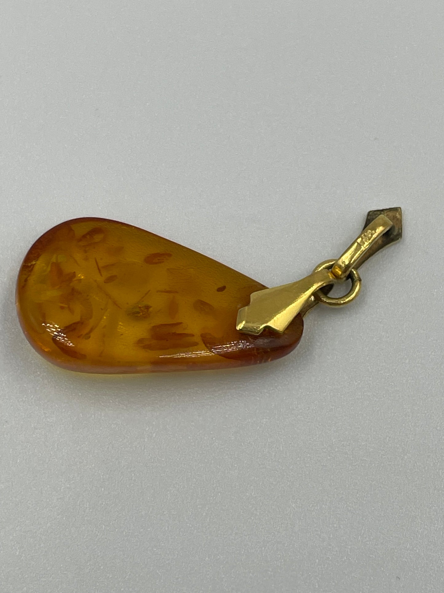 Bernstein-Anhänger in Tropfenform