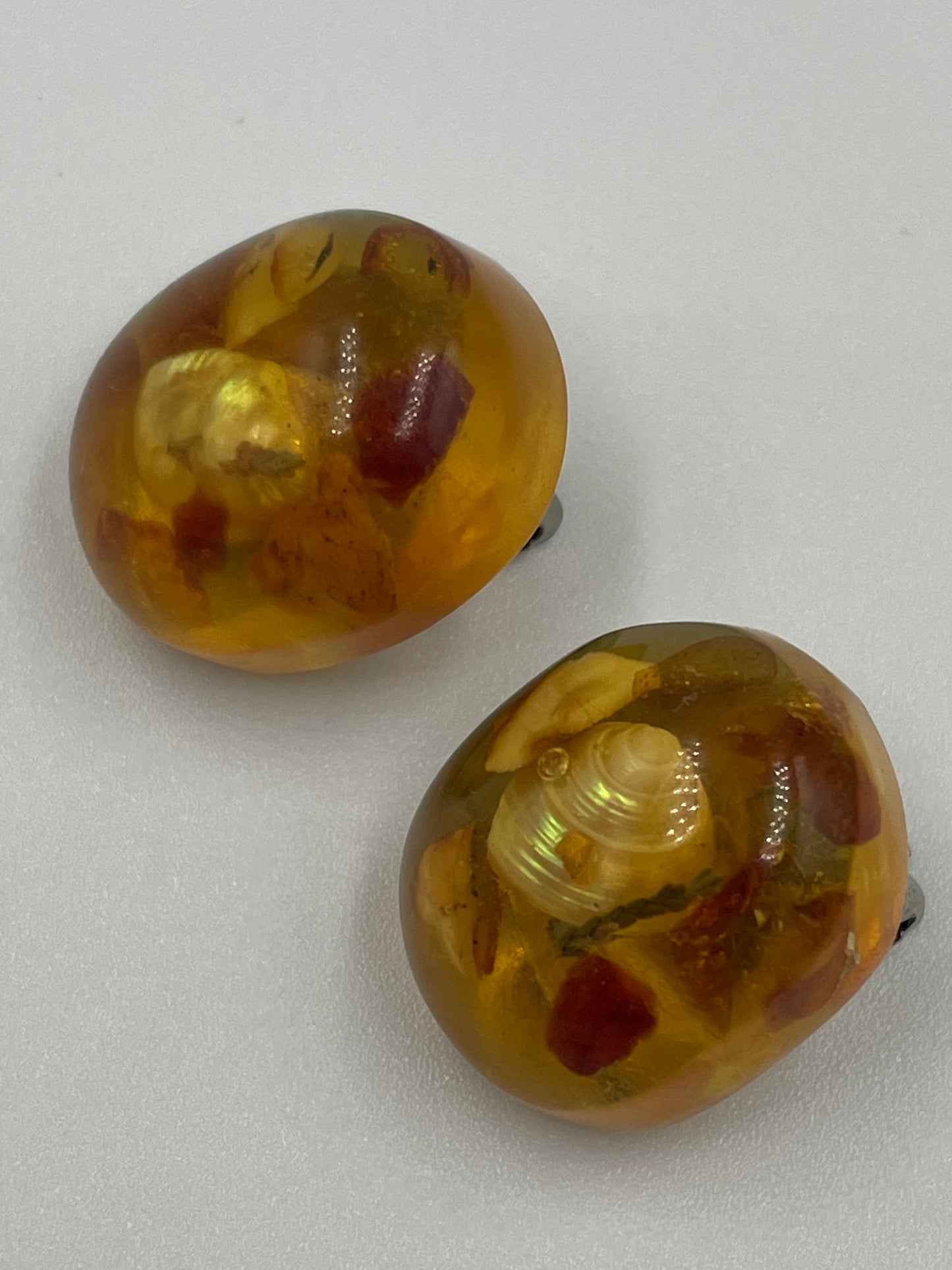 Clip-Ohrringe aus hellgelbem Bernstein mit Einschlüssen