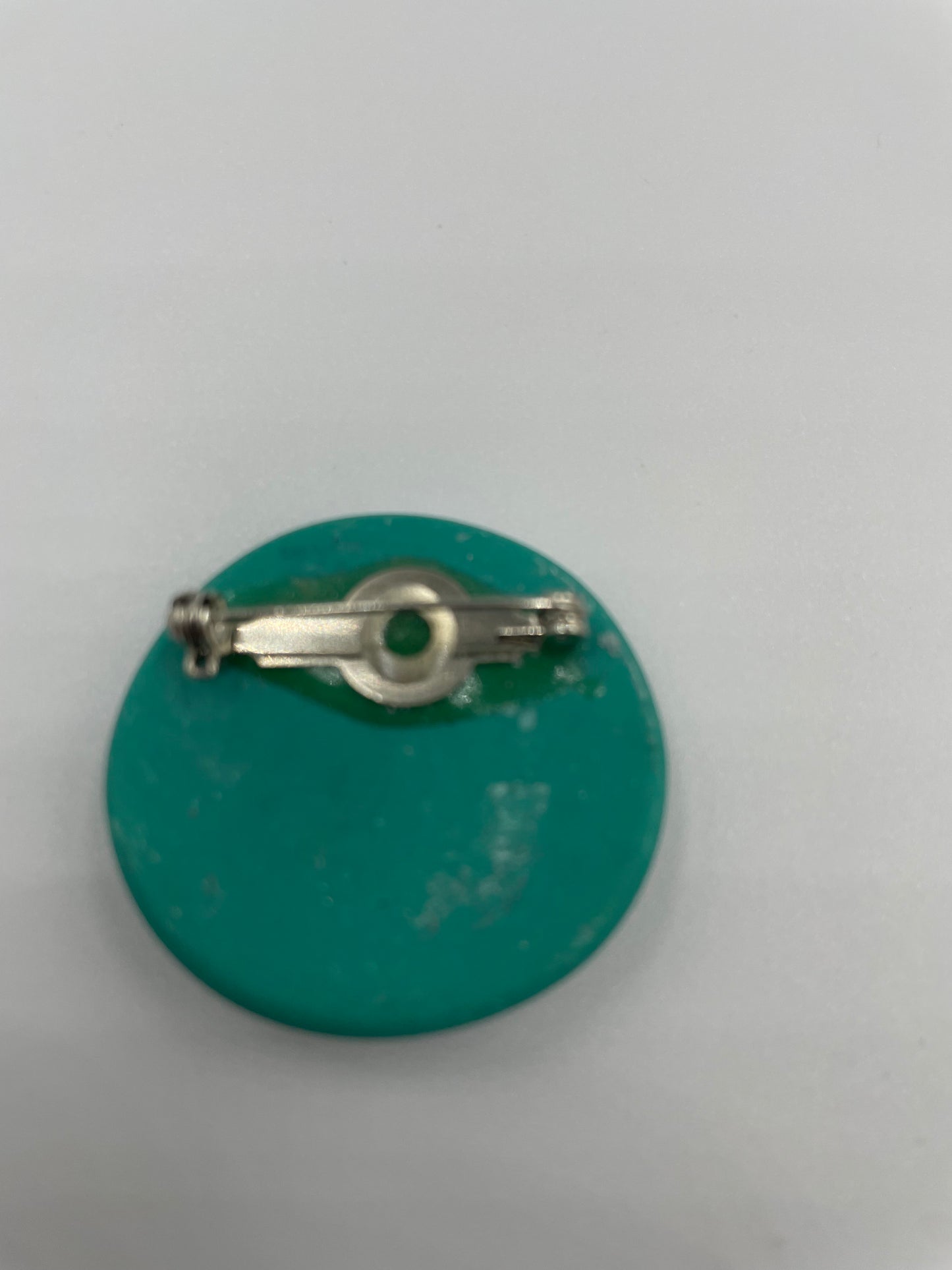 Handgefertigte Brosche mit kunstvollem Muster