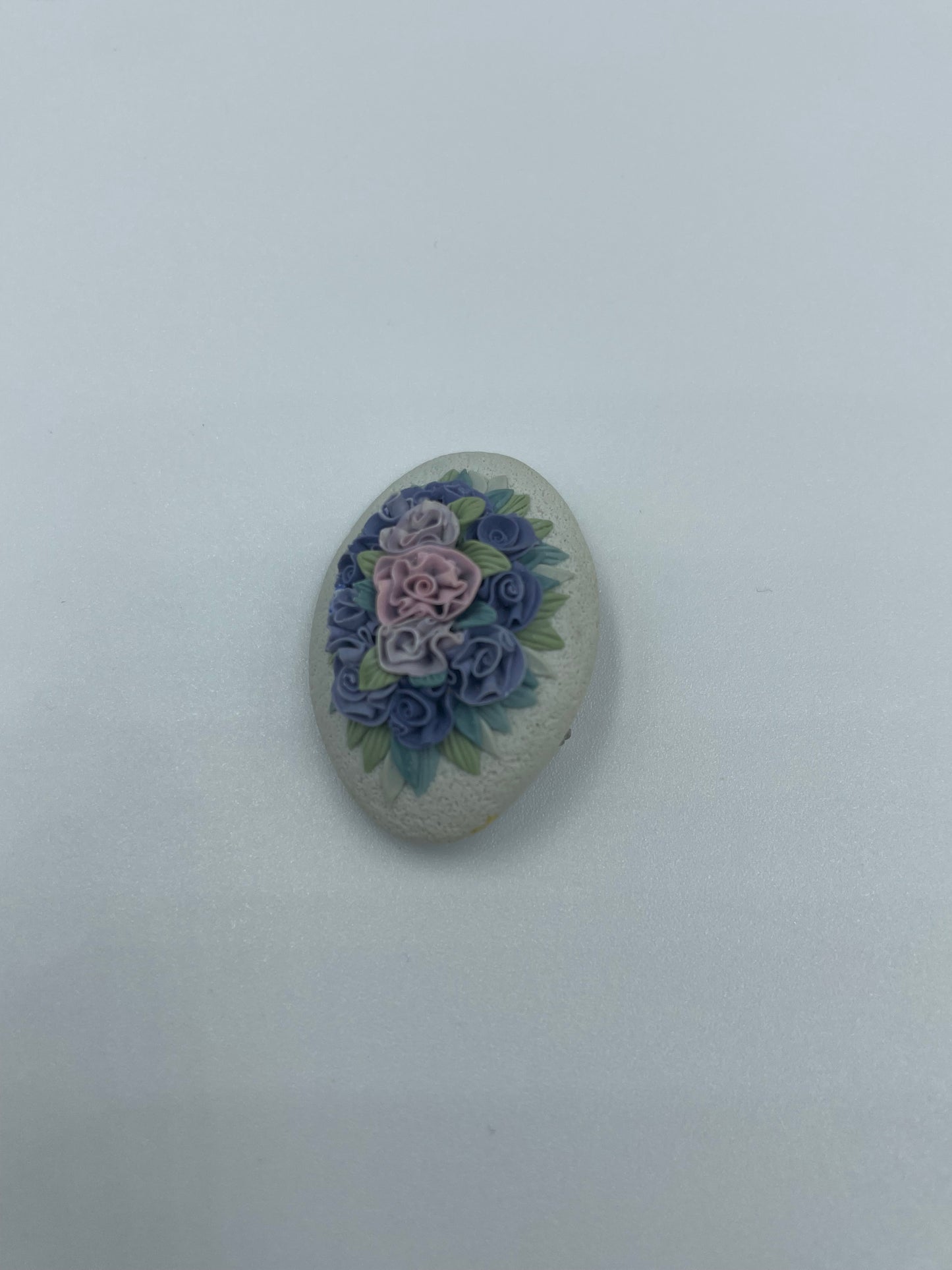 Handgefertigte Brosche mit außergewöhnlichem Muster