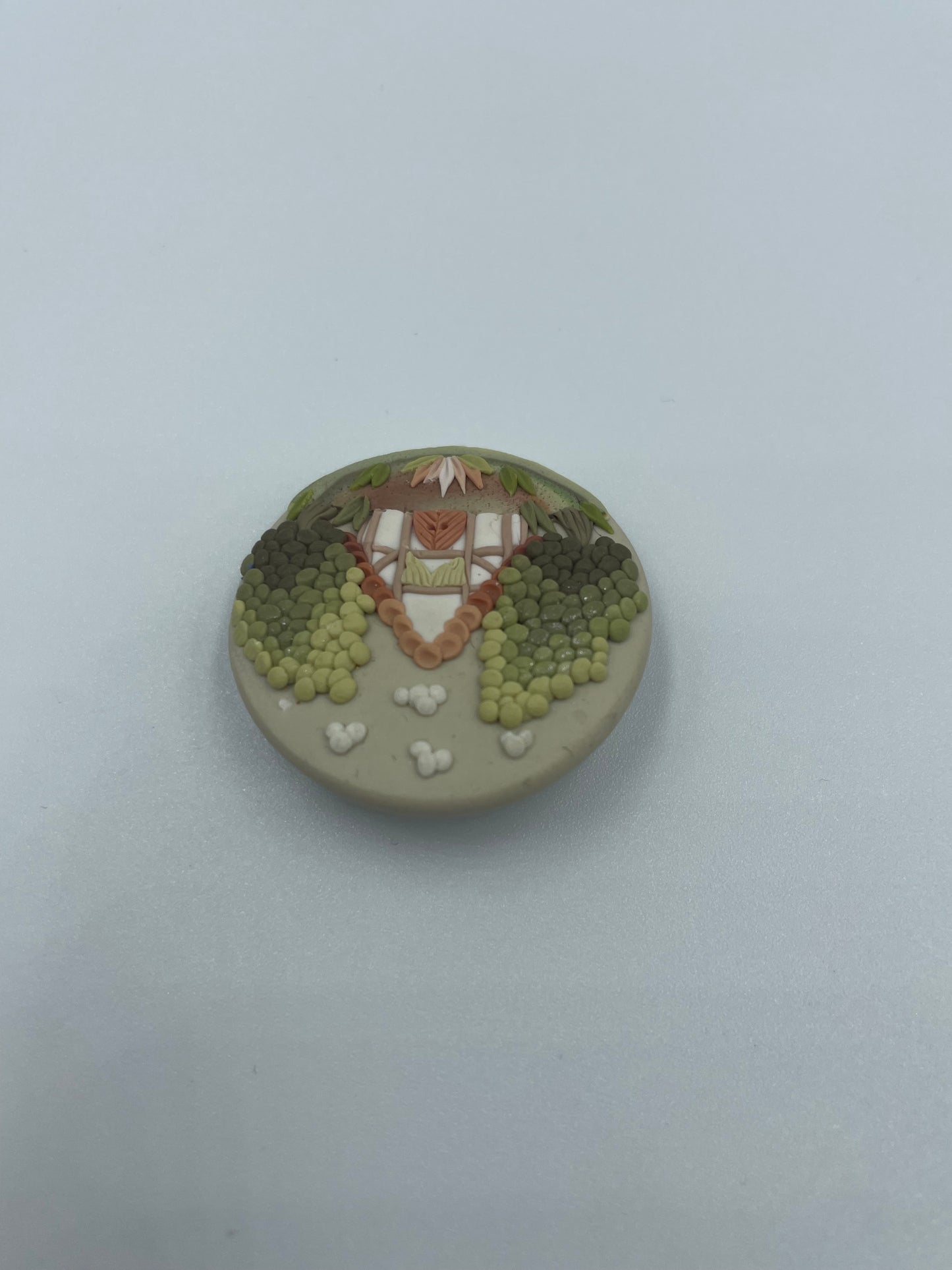 Handgefertigte Brosche mit außergewöhnlichem Muster