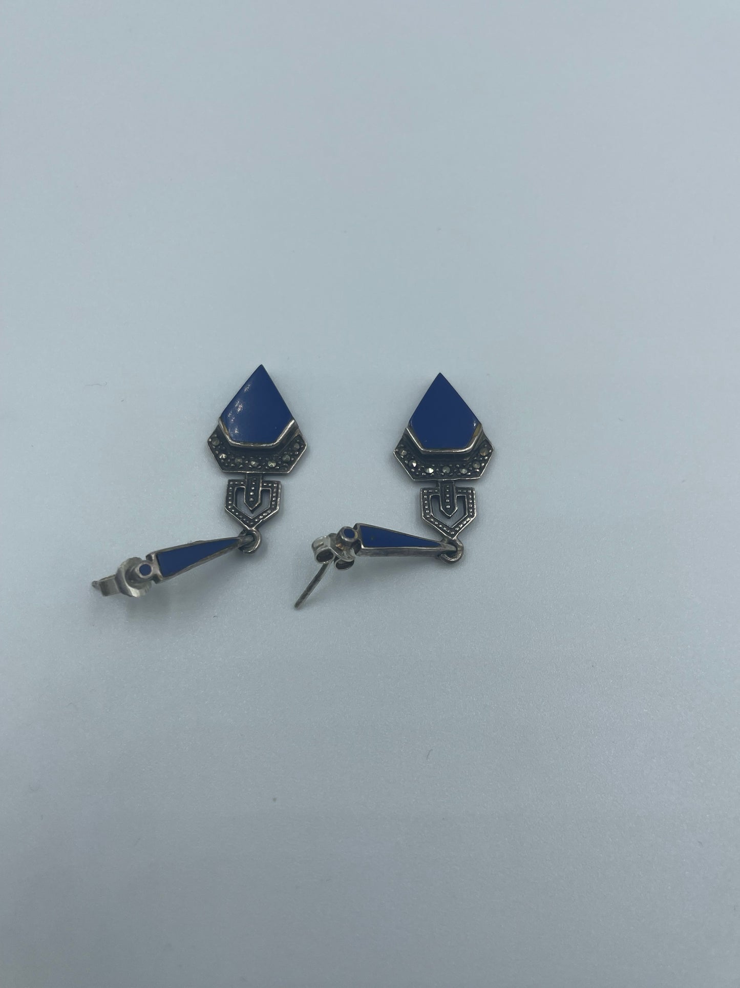 Art-Deco-Stil Dreieck-Ohrringe mit Lapislazuli-Optik & Markasit