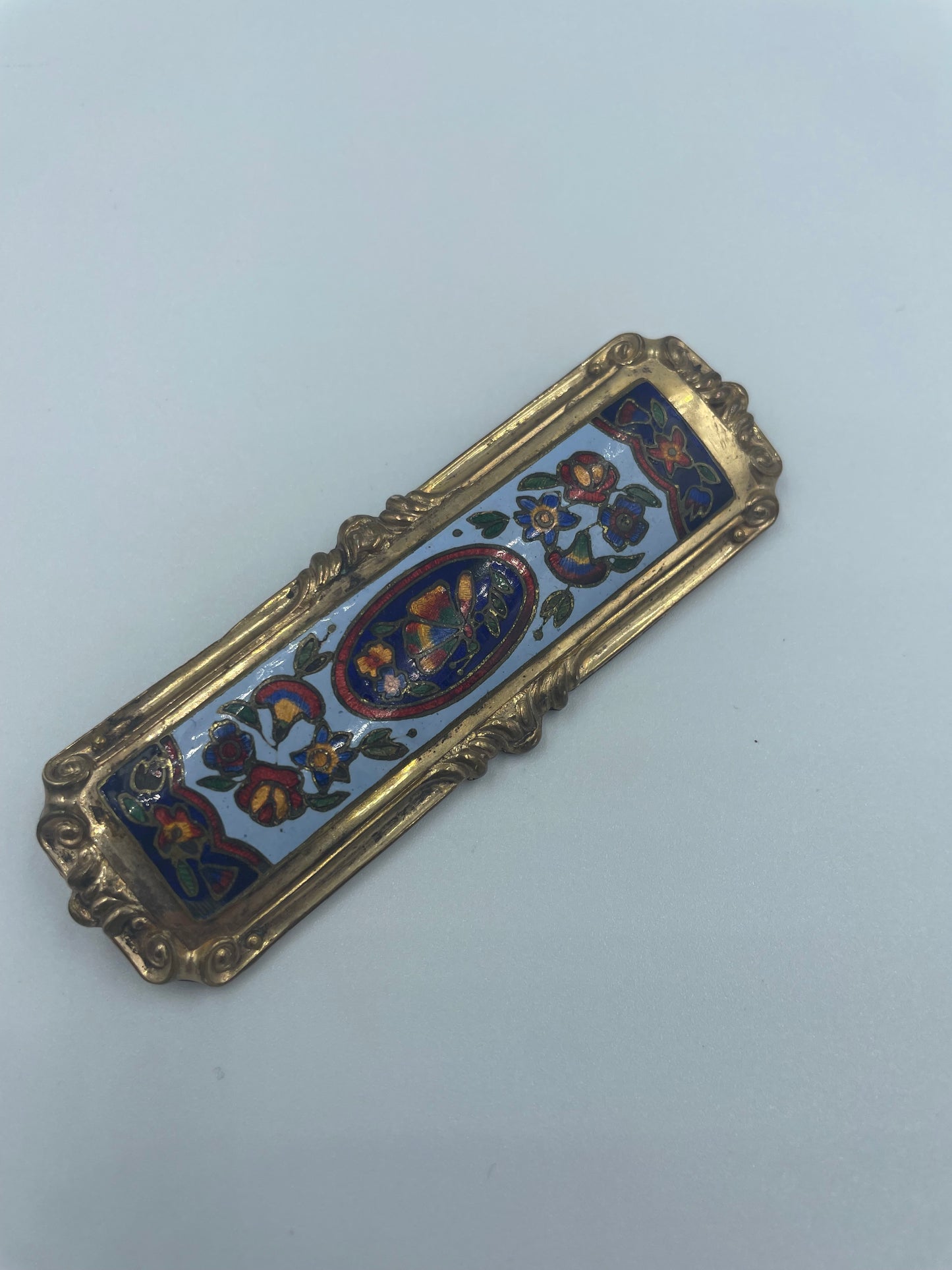 Vergoldete Brosche mit Emaille-Verzierungen