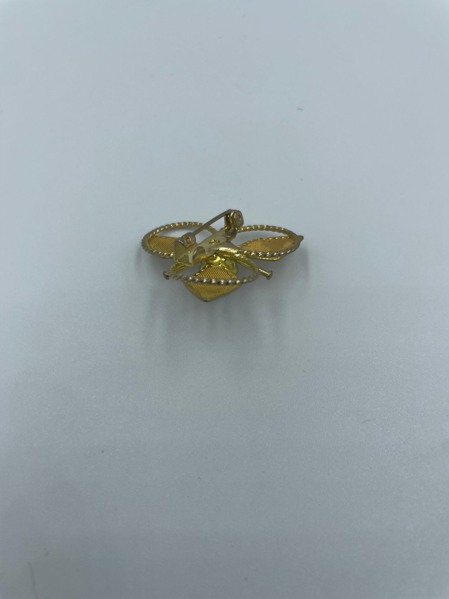 Goldene Brosche mit Perle