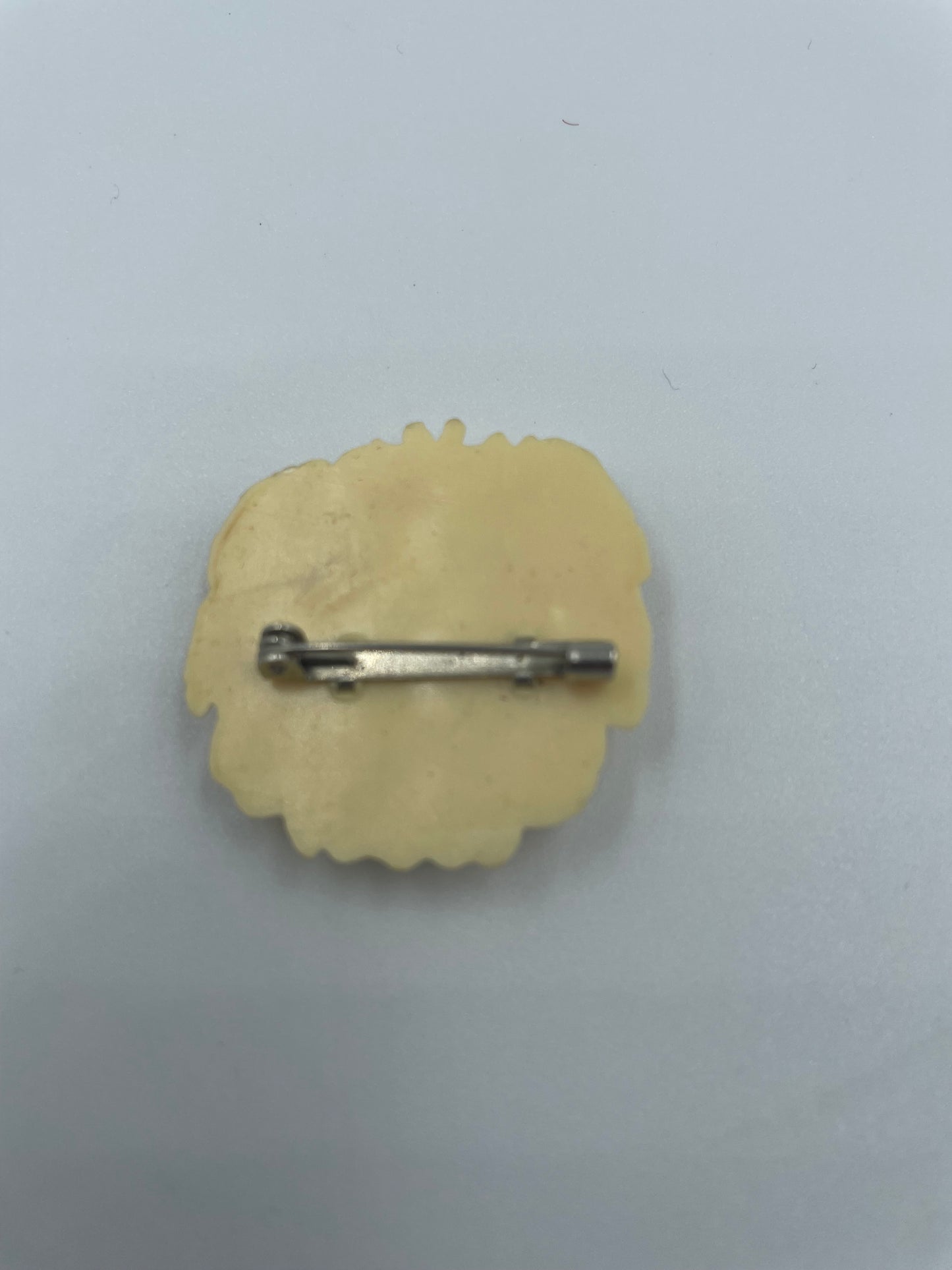 Handgefertigte Brosche mit Blumenmuster aus Polymer Clay