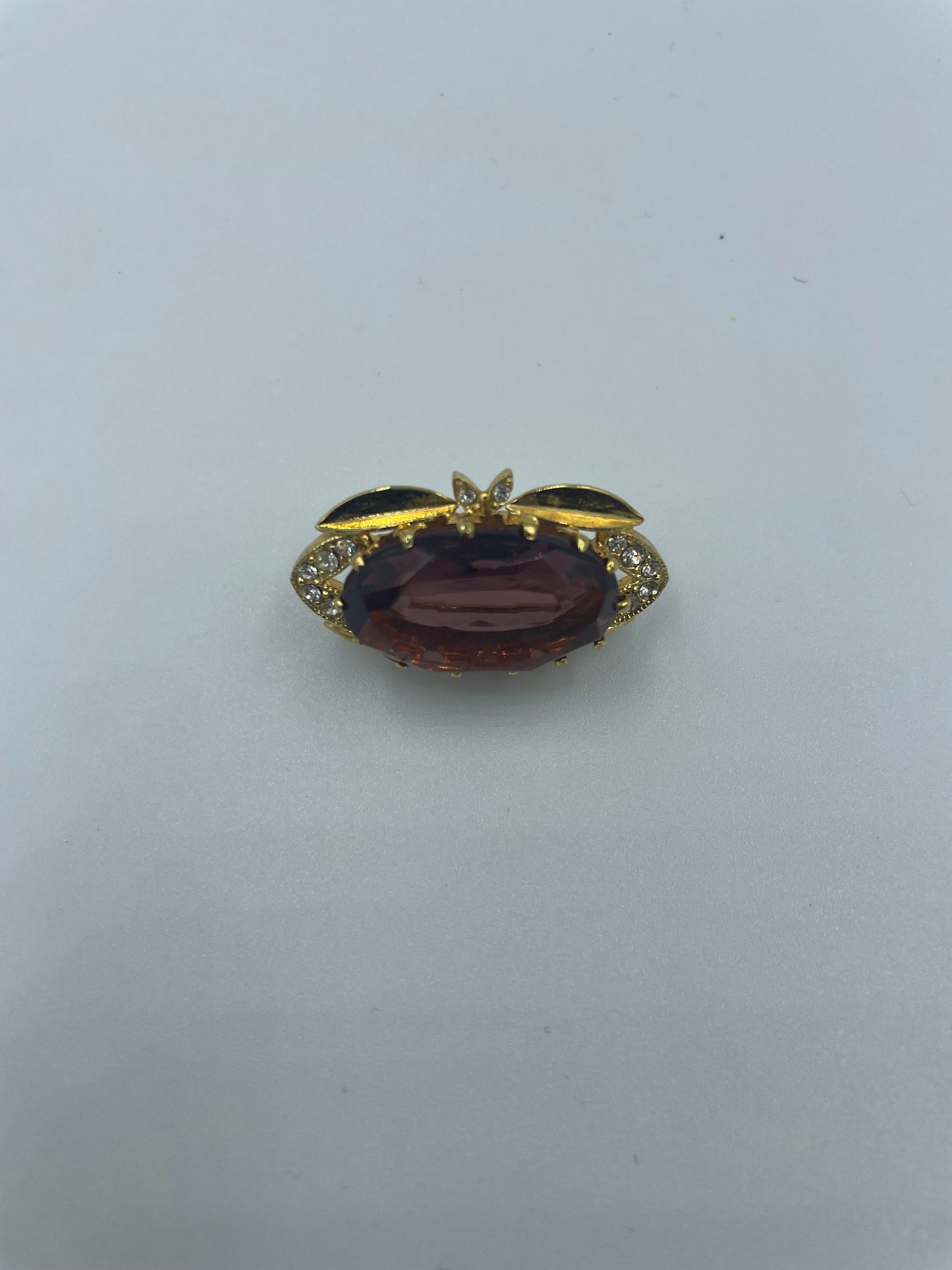 Brosche mit rotem Kristall