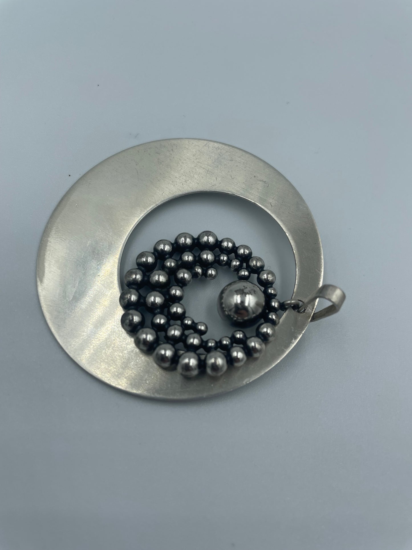 Silberanhänger mit Kugelmuster