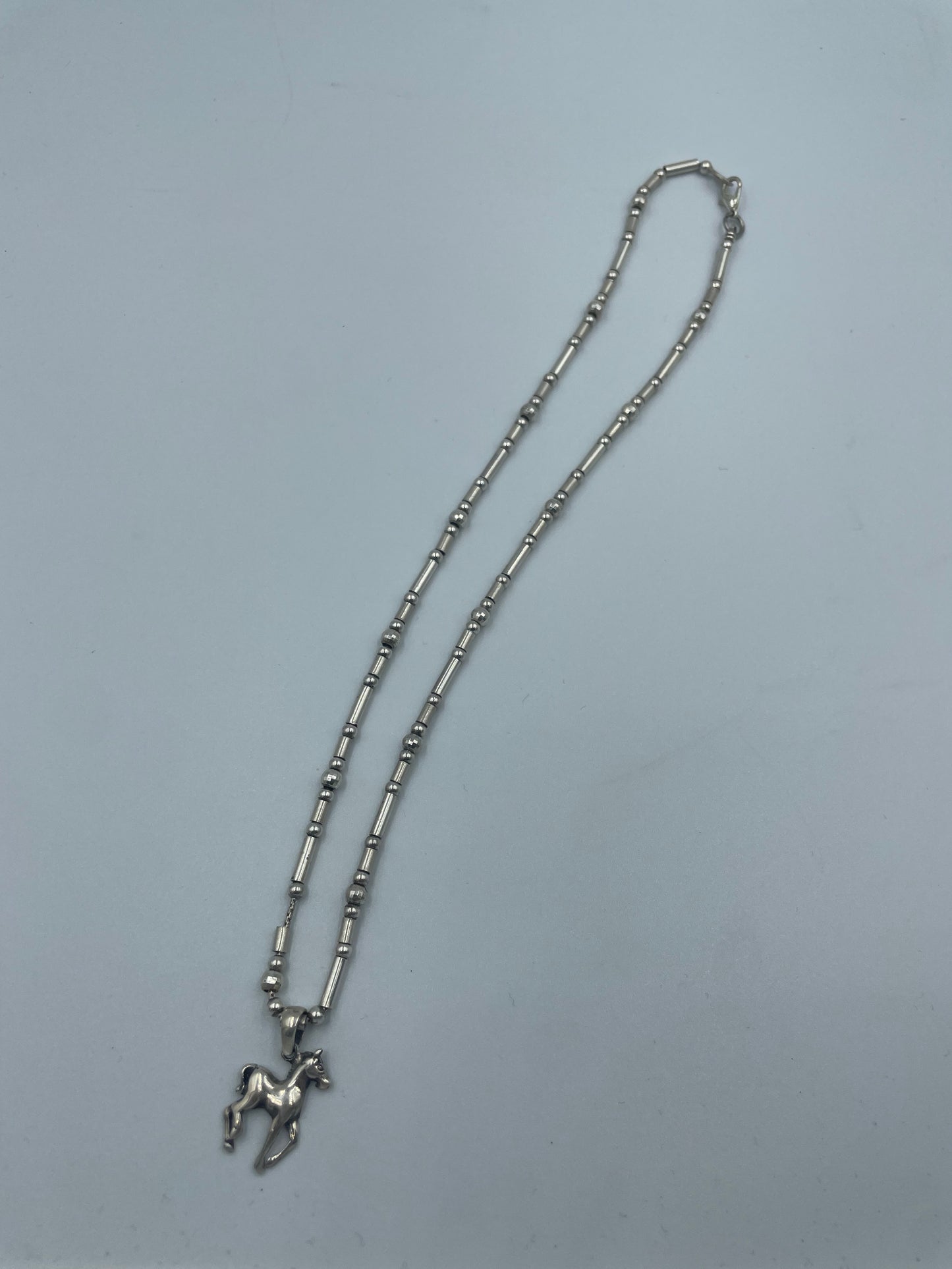 Halskette mit silbernem Pferde-Anhänge