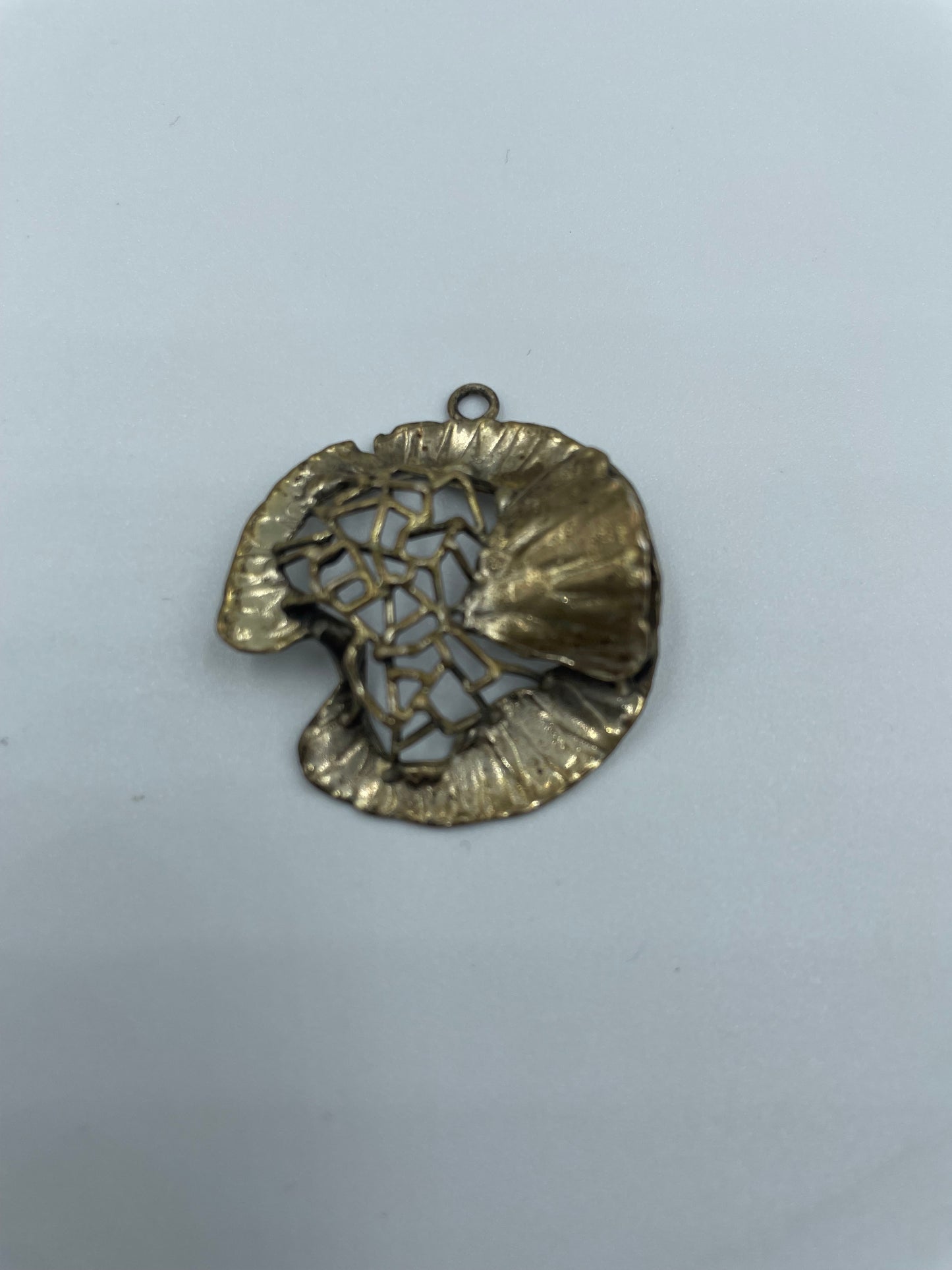 Vergoldeter Anhänger mit Muschel-Muster