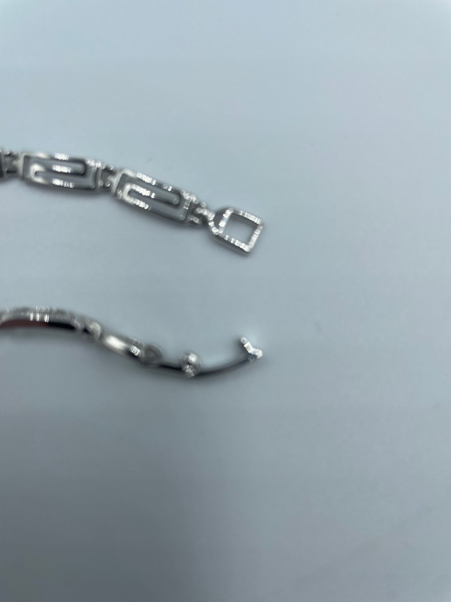 Versilberter Armband mit kleinen Kristallen