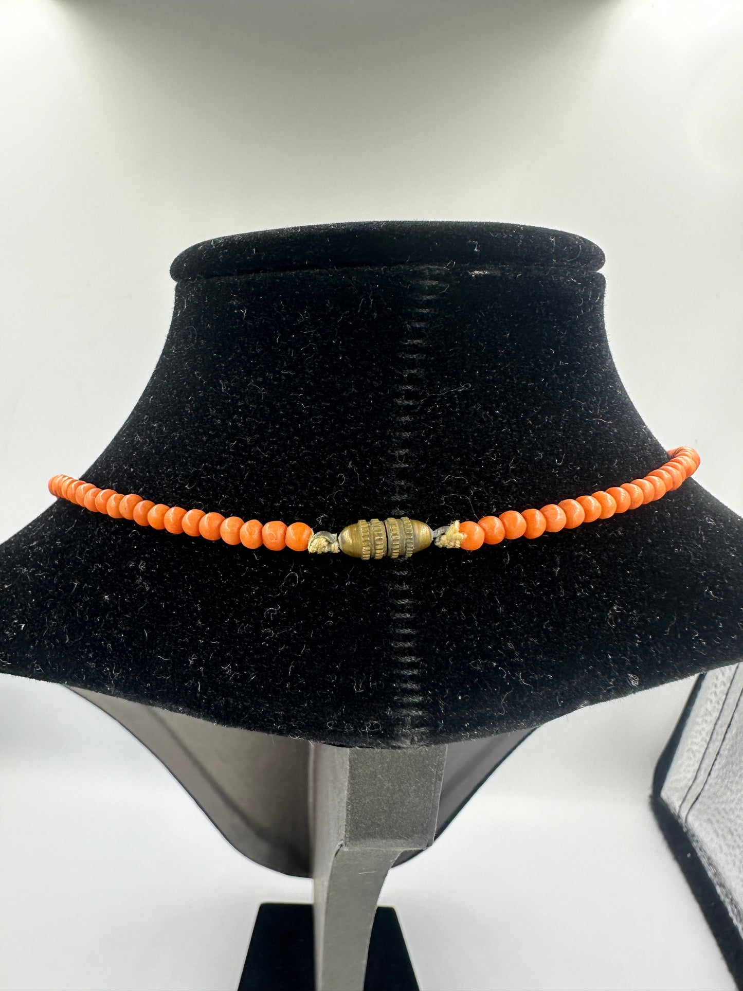 Schlichte Korallenperlenkette in Korallenrot