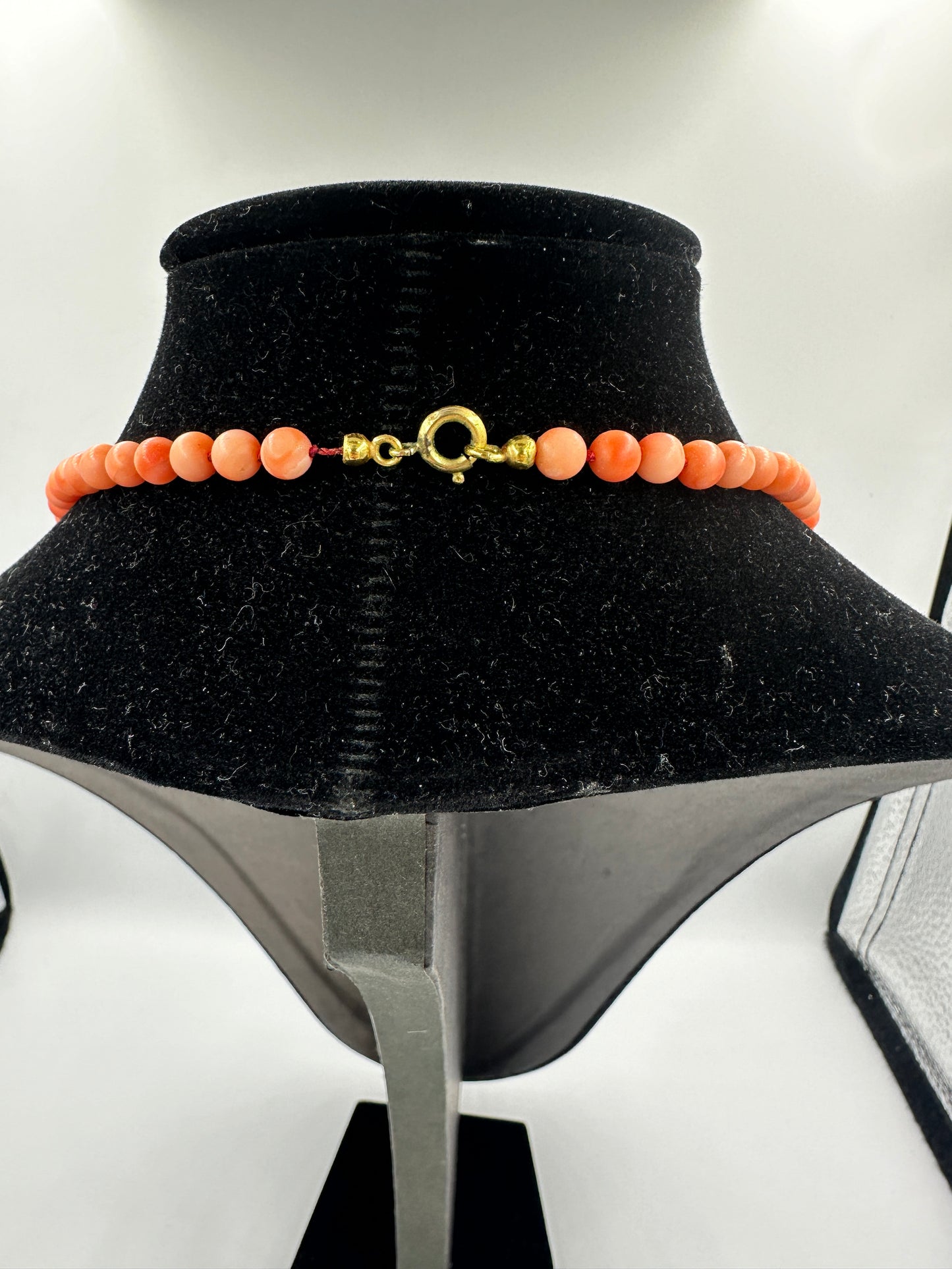 Schlichte Korallenperlenkette in Korallenrot goldfarbenen Verschluss