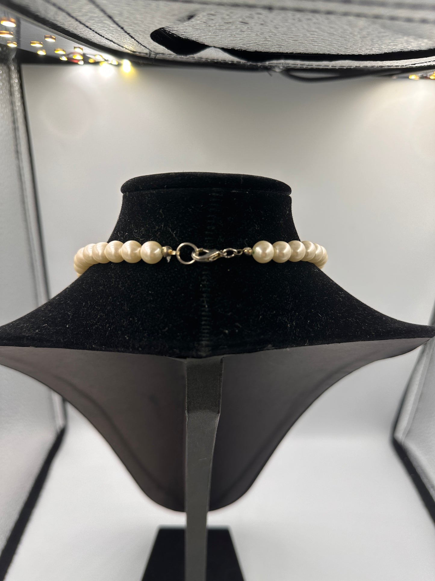 Perlenkette in Engelhornfarbe Herzanhänger goldenen Akzenten und Zirkonia