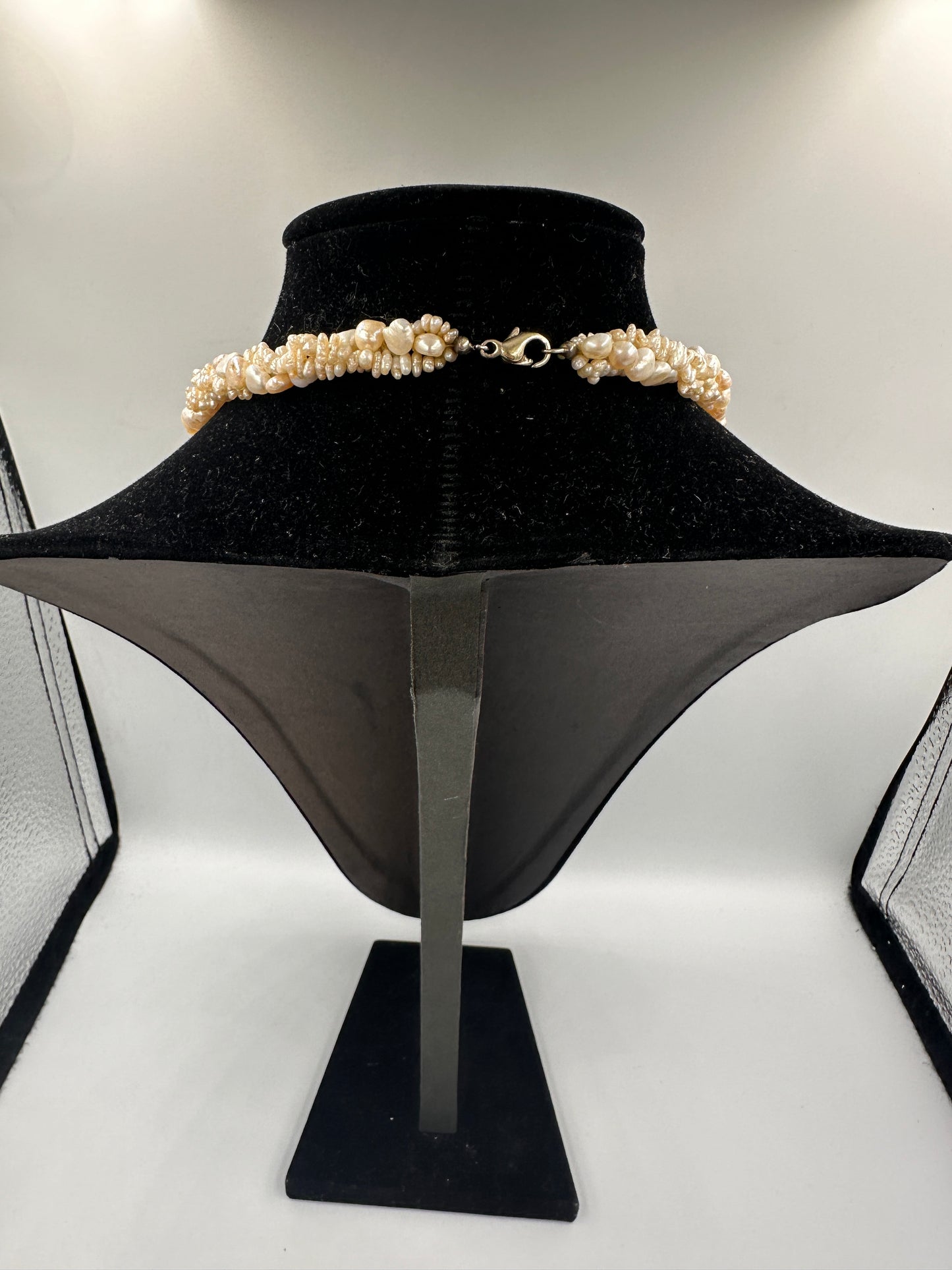 Halskette mit weißen Biwa-Perlen mit silbernem Verschluss