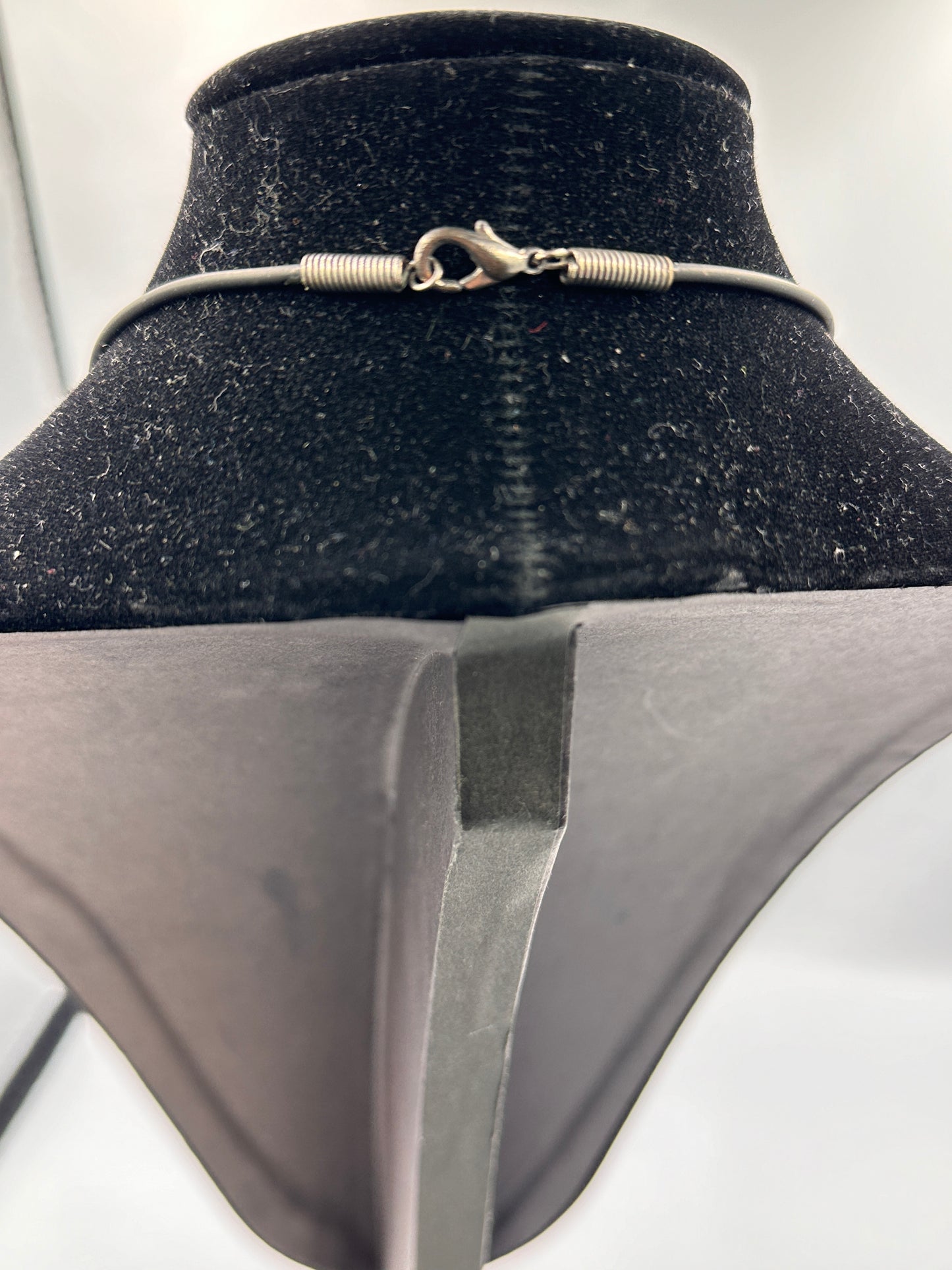 Elegante Leder Halskette mit abstraktem Anhänger