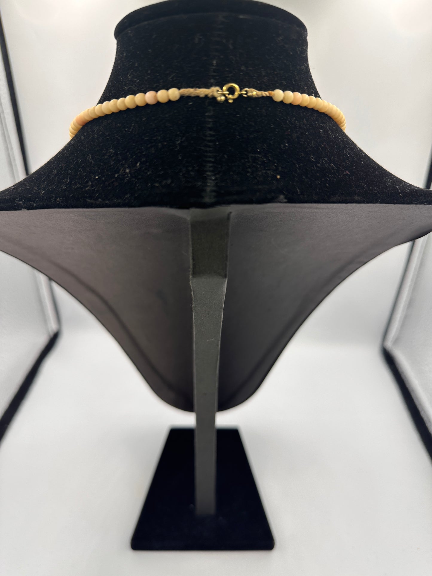 Natürliche versteinerte Holzperlen-Halskette mit goldfarbenem Verschluss