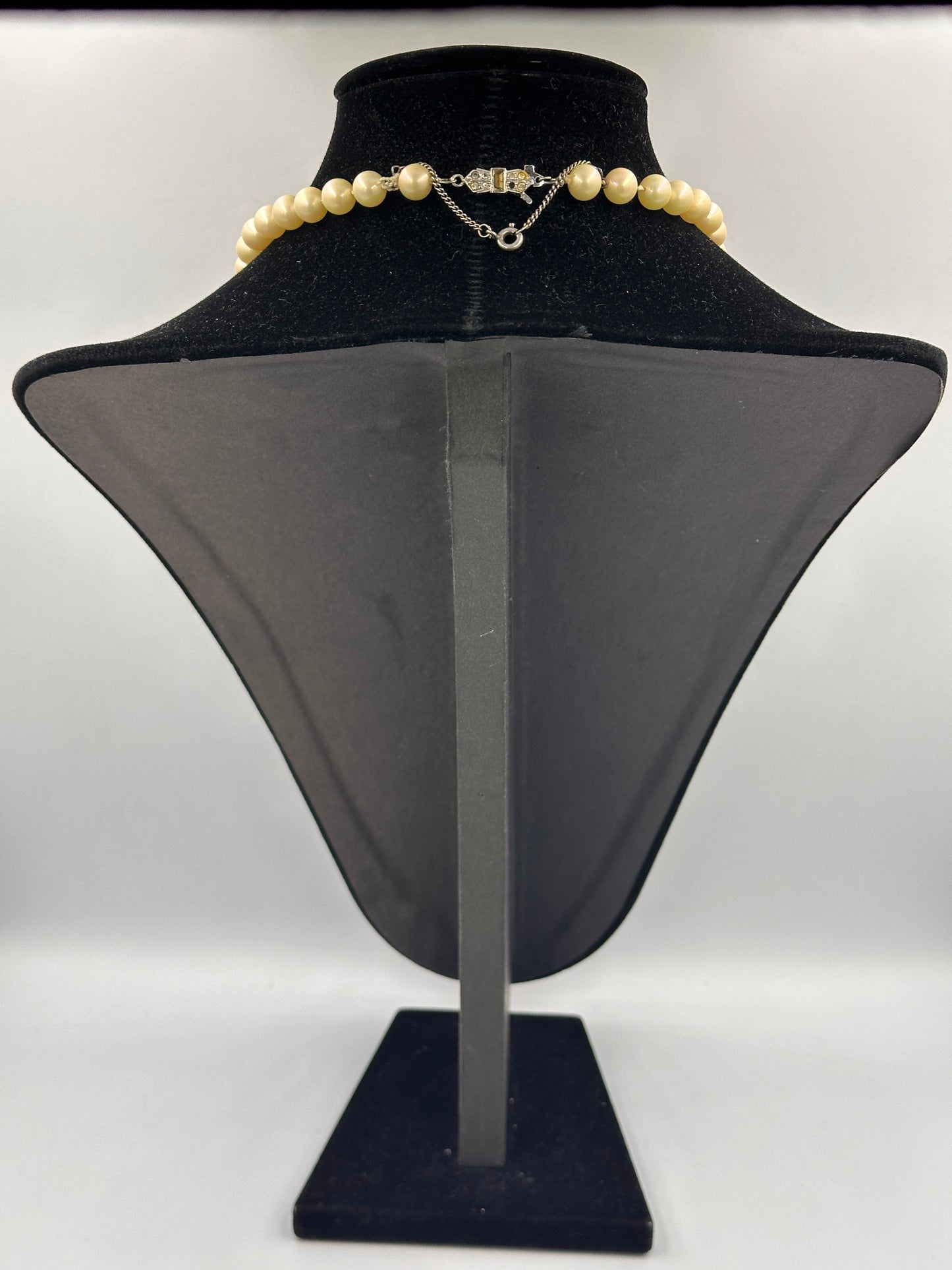 Elegante Perlenkette mit Silberfarbenem Verschluss