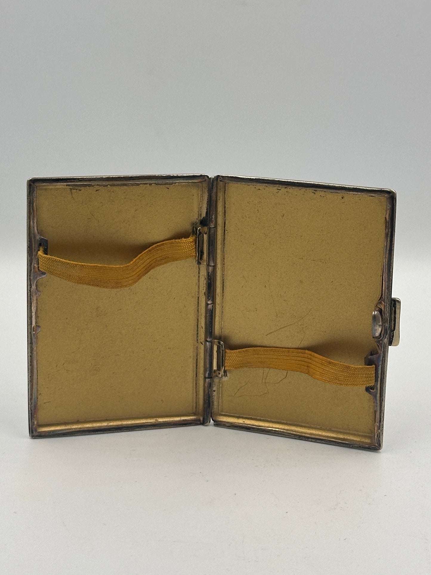 Antikes Frauen Zigarettenetui aus Alpacca mit Blumenmuster und Monogramm